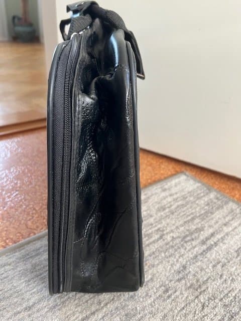 Svart weekend skinnväska i lappteknik