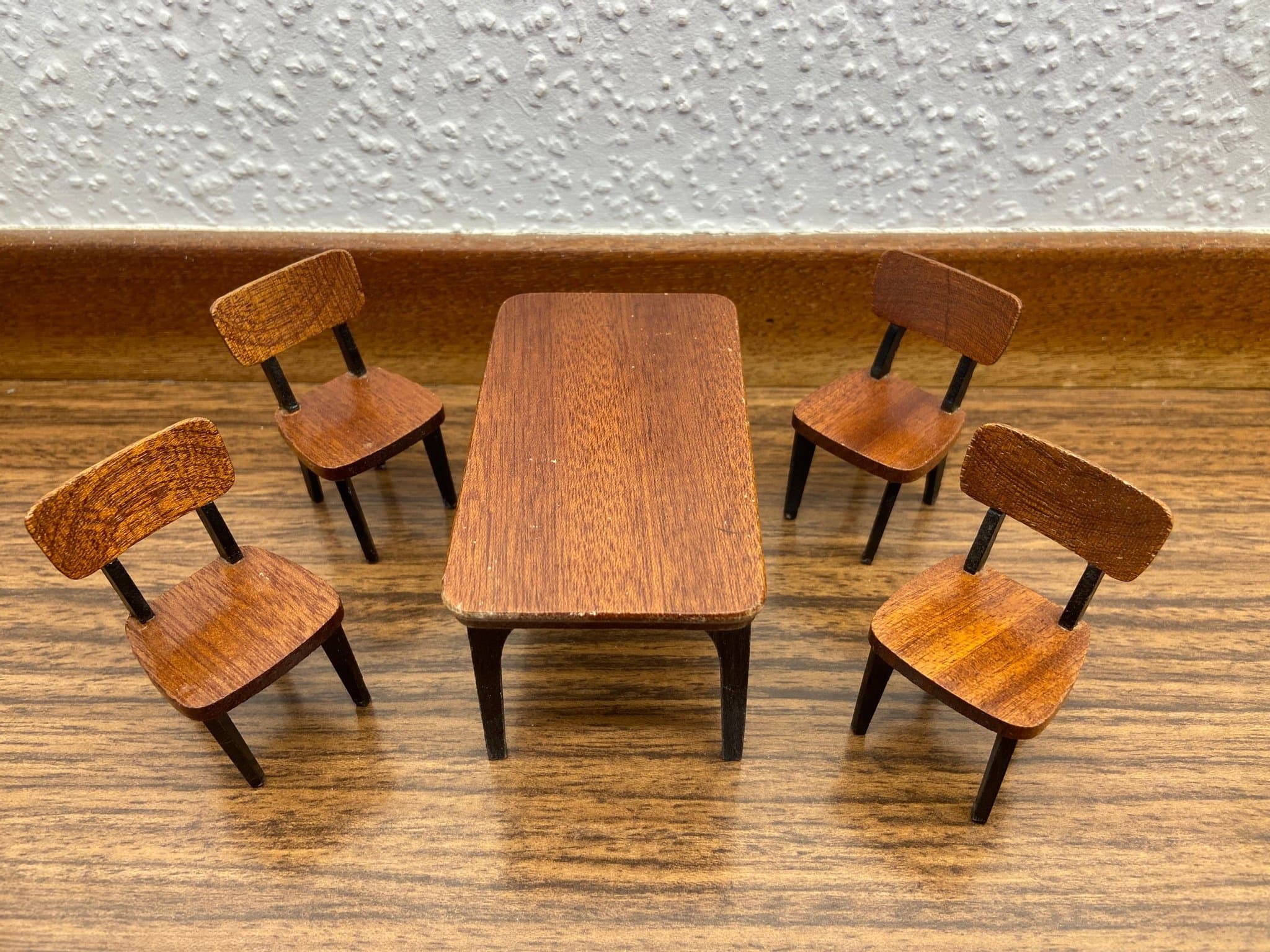 LUNDBY - Bord - Stolar - Matsalsmöbel - Dockskåp