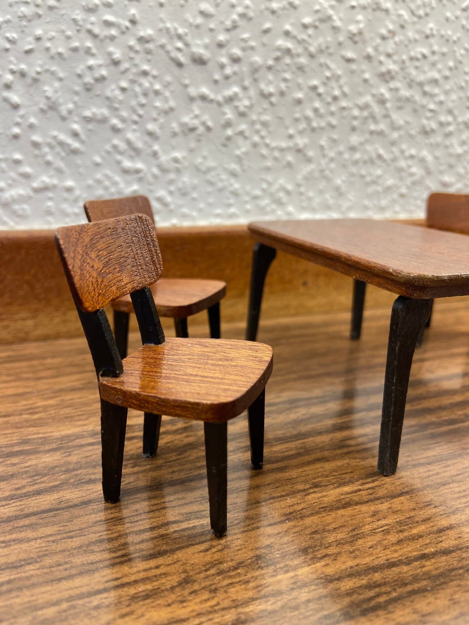 LUNDBY - Bord - Stolar - Matsalsmöbel - Dockskåp