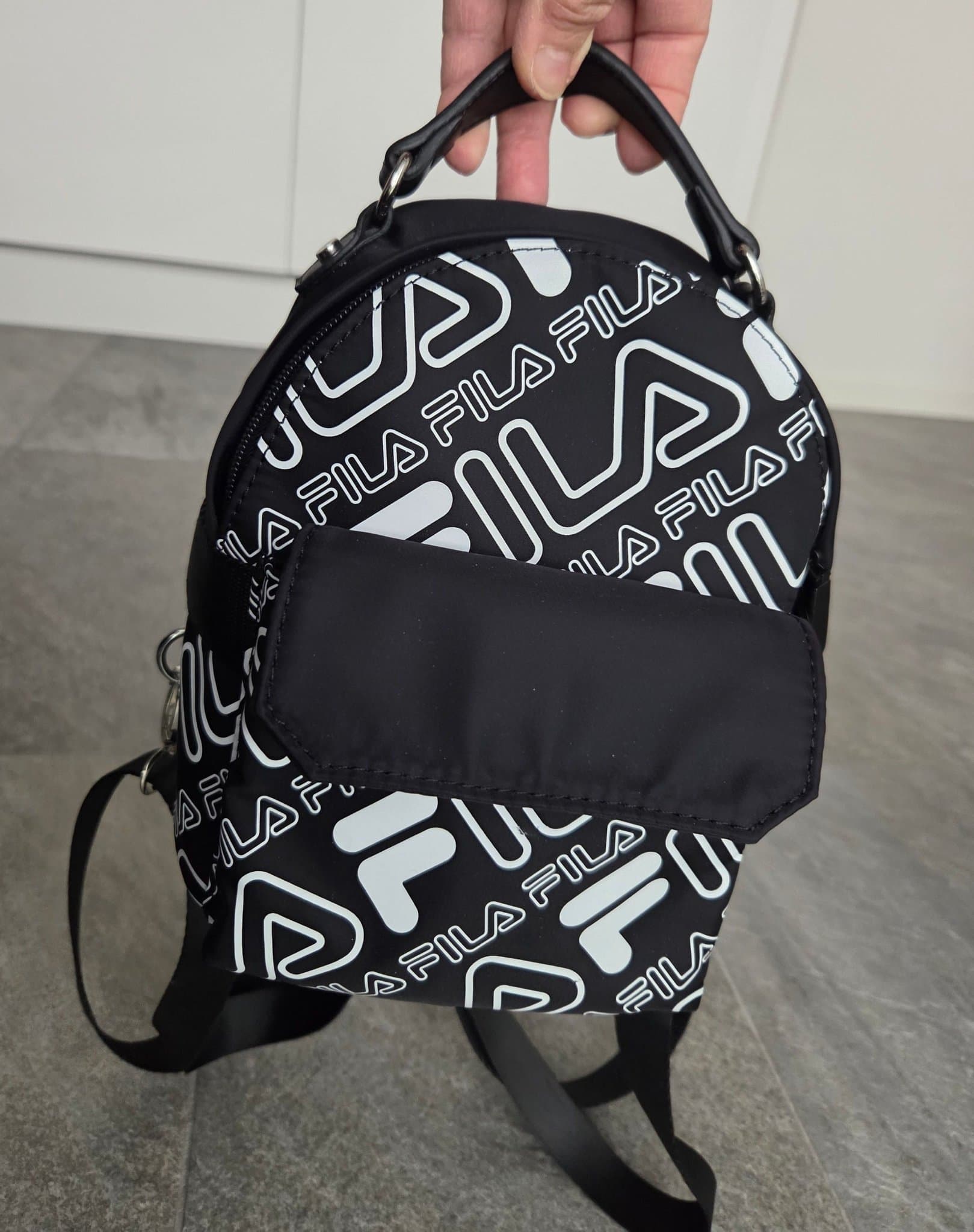 Snygga ryggsäck märke Fila i svar tvit