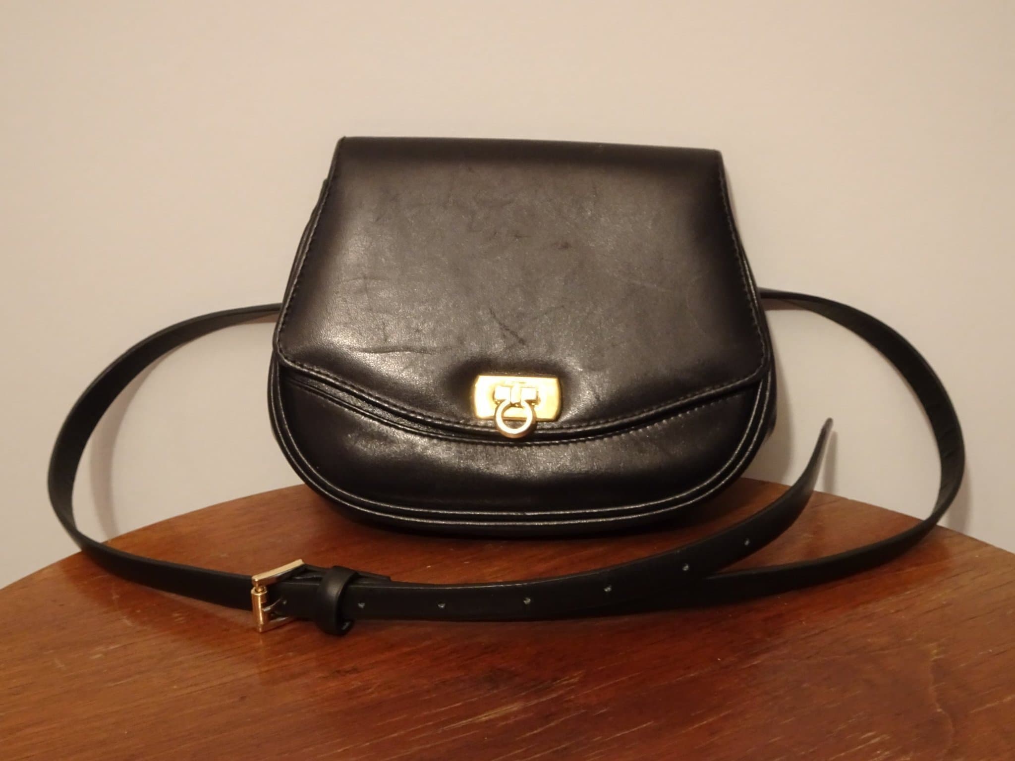 Vintage Salvatore Ferragamo midjeväska. Mycket fint skick!