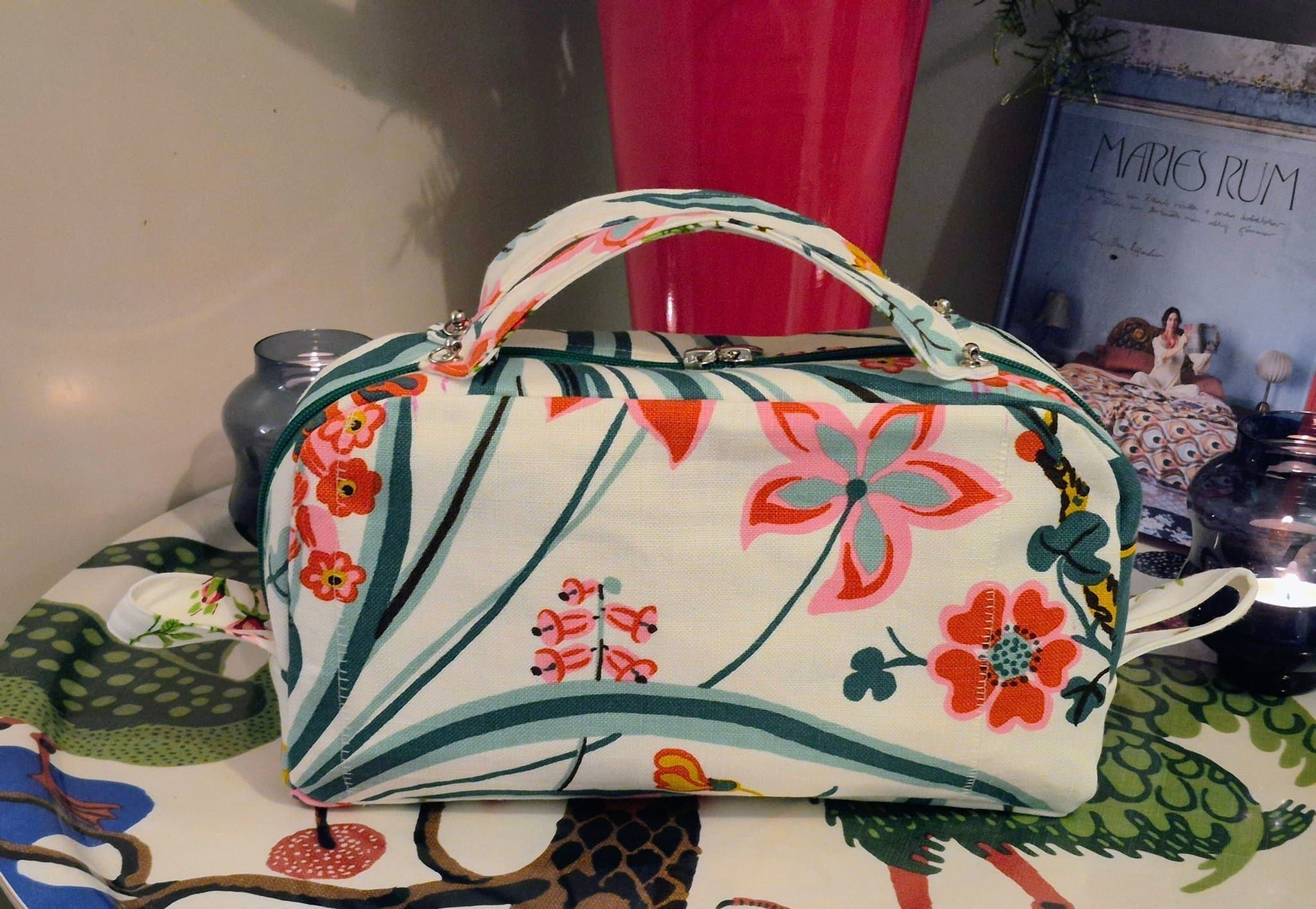 JOSEF FRANK-TYG "TRÄD I BLOM" STOR SMINKVÄSKA