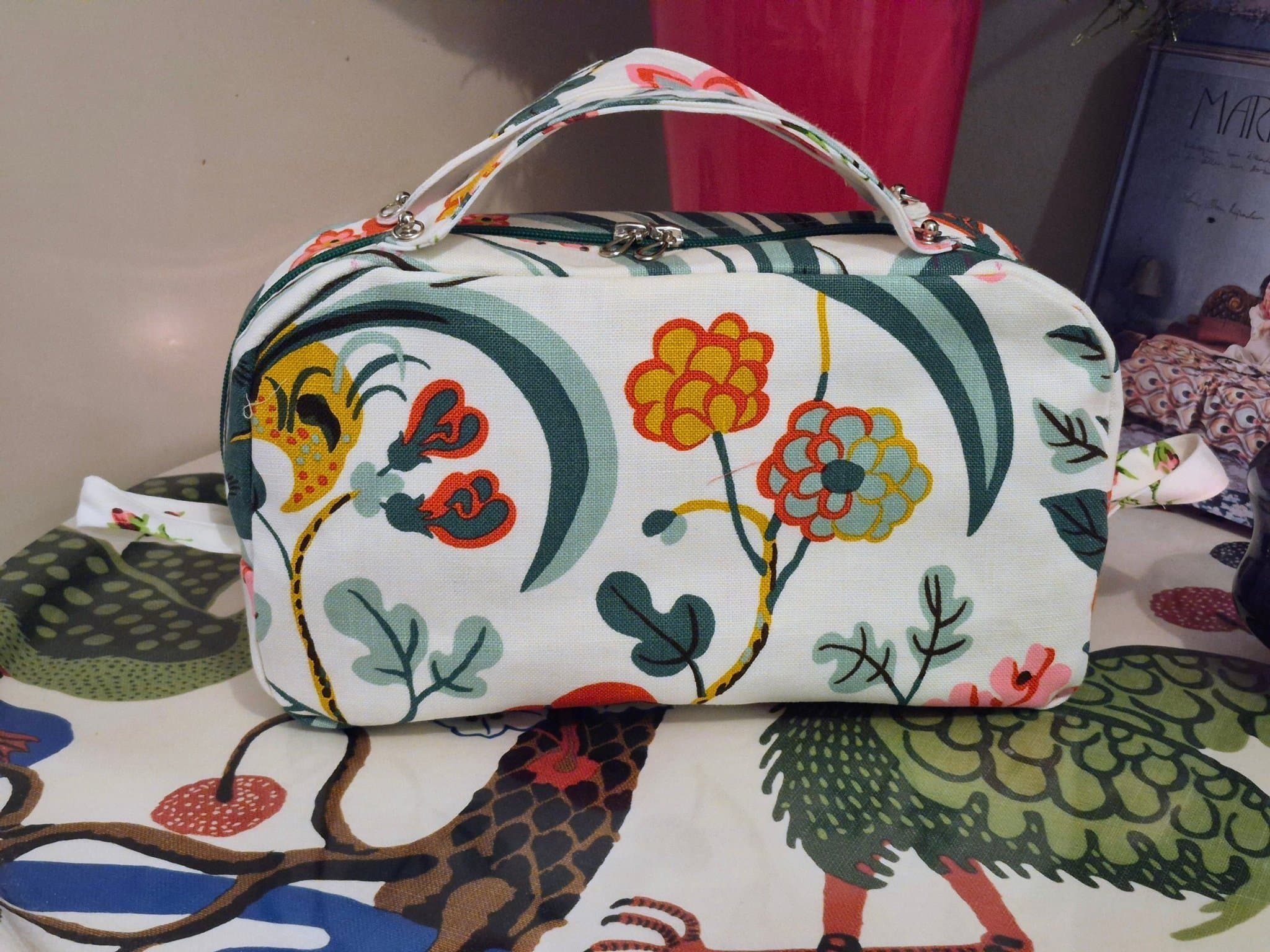 JOSEF FRANK-TYG "TRÄD I BLOM" STOR SMINKVÄSKA