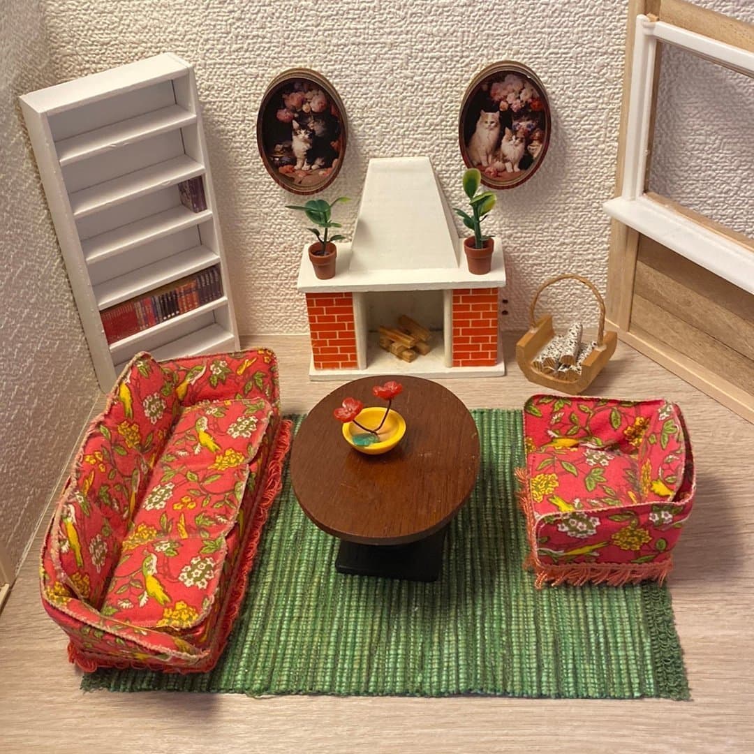 Retro röd soffgrupp med bokhylla och eldstad till Lundby dockskåp