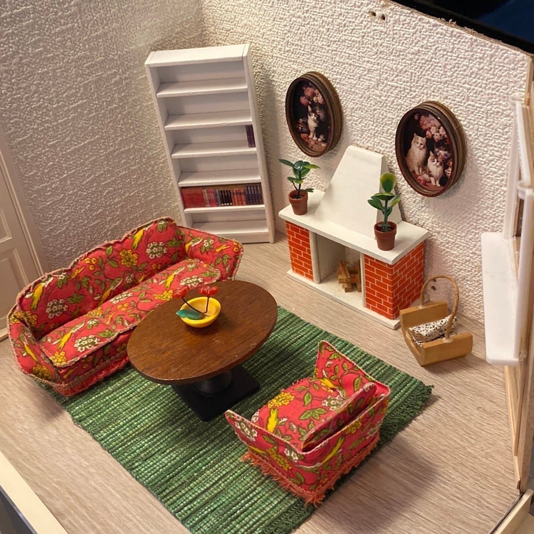 Retro röd soffgrupp med bokhylla och eldstad till Lundby dockskåp