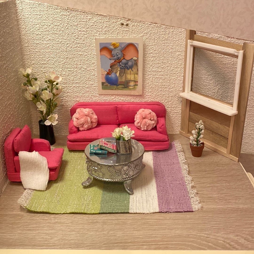 Rosa soffgrupp, soffbord och blommor till Lundby dockskåp