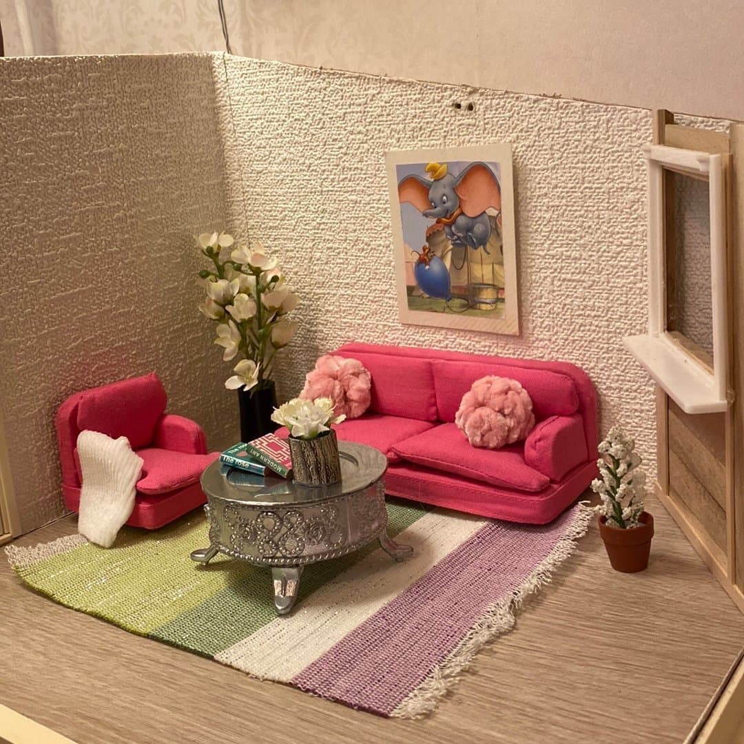 Rosa soffgrupp, soffbord och blommor till Lundby dockskåp