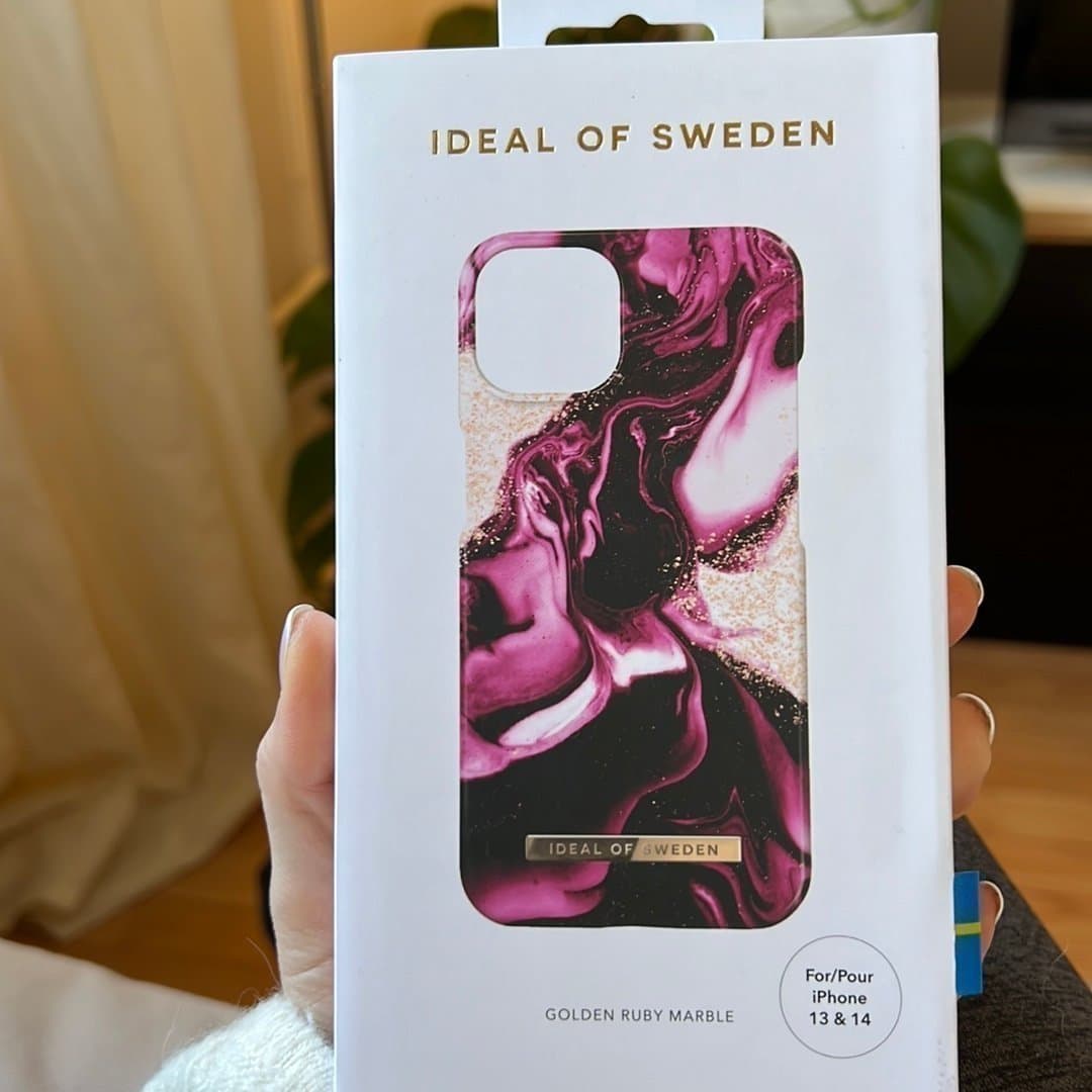 iDeal of Sweden MOBILSKAL IPHONE 13/14 Golden Ruby Marble