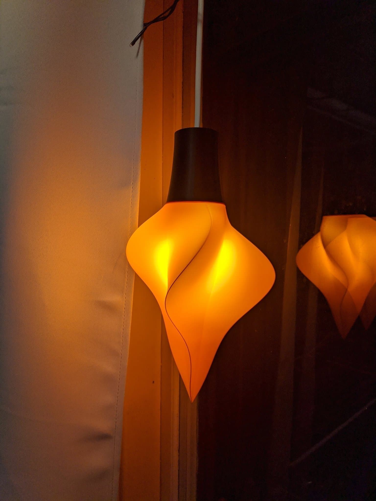 Fönsterlampa "Turbulence" i unik design, orange