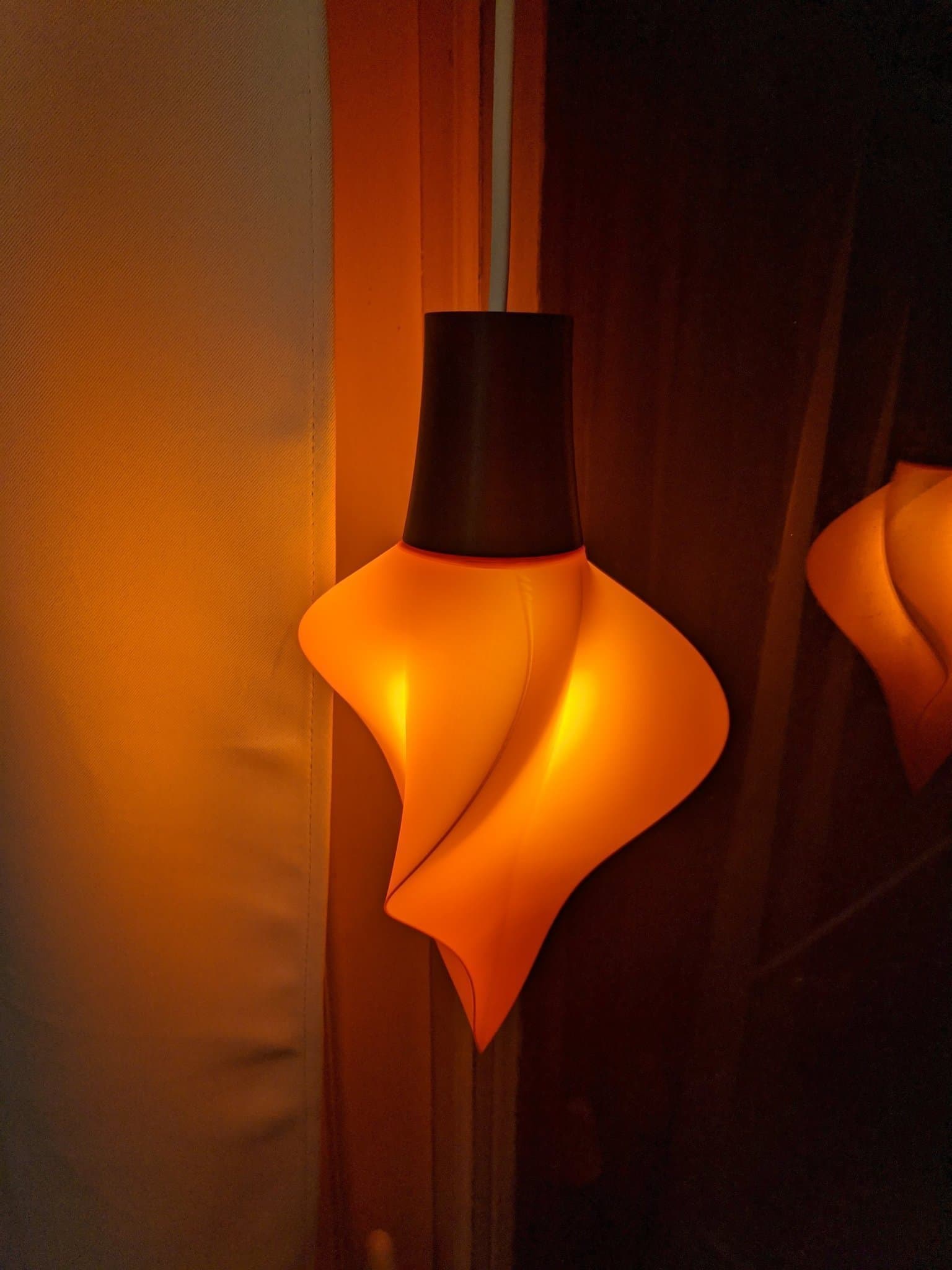 Fönsterlampa "Turbulence" i unik design, orange