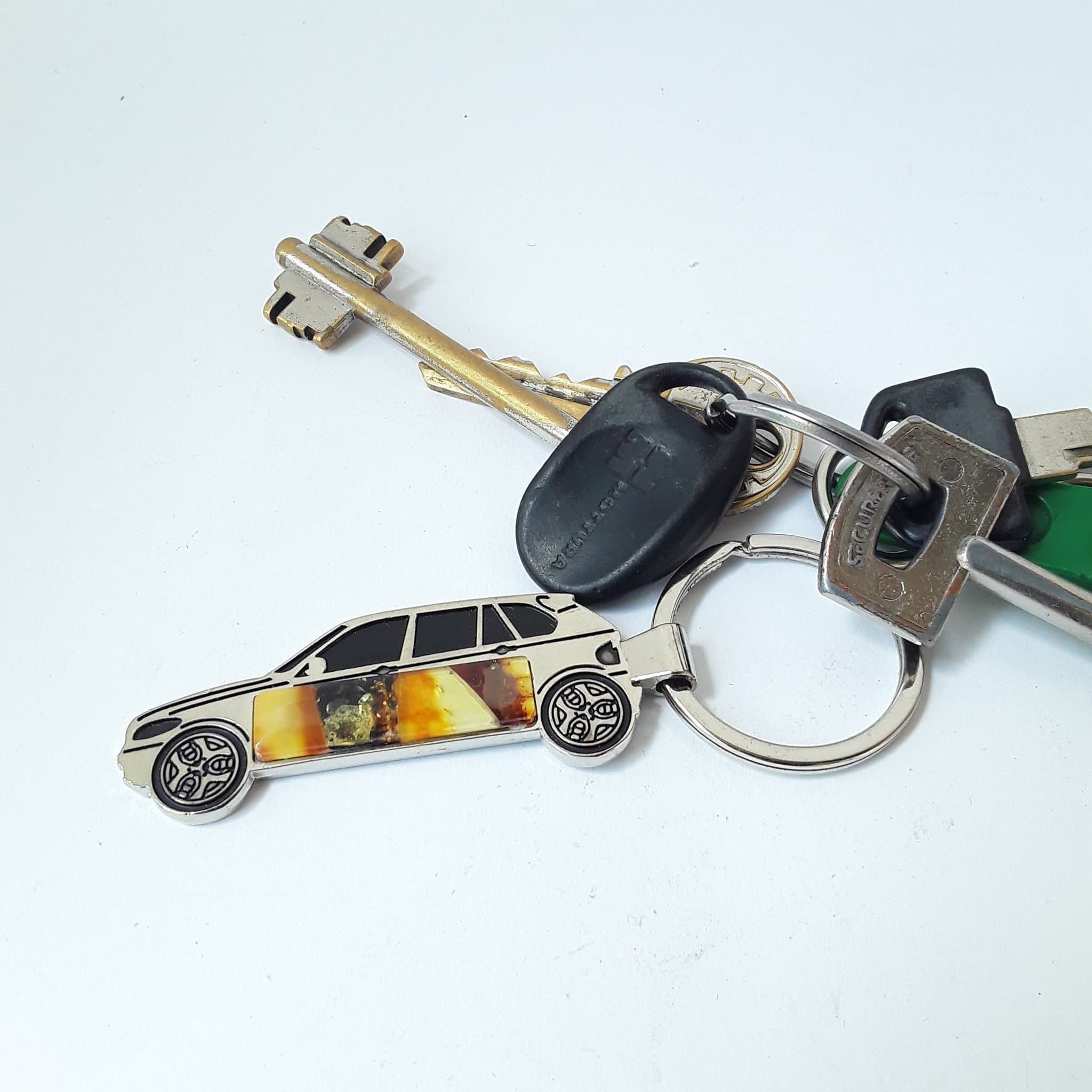 Bärnstensnyckelring i baltisk bärnsten Bilnyckelring i rostfritt stål och ädelstenar med bärnstensmosaik