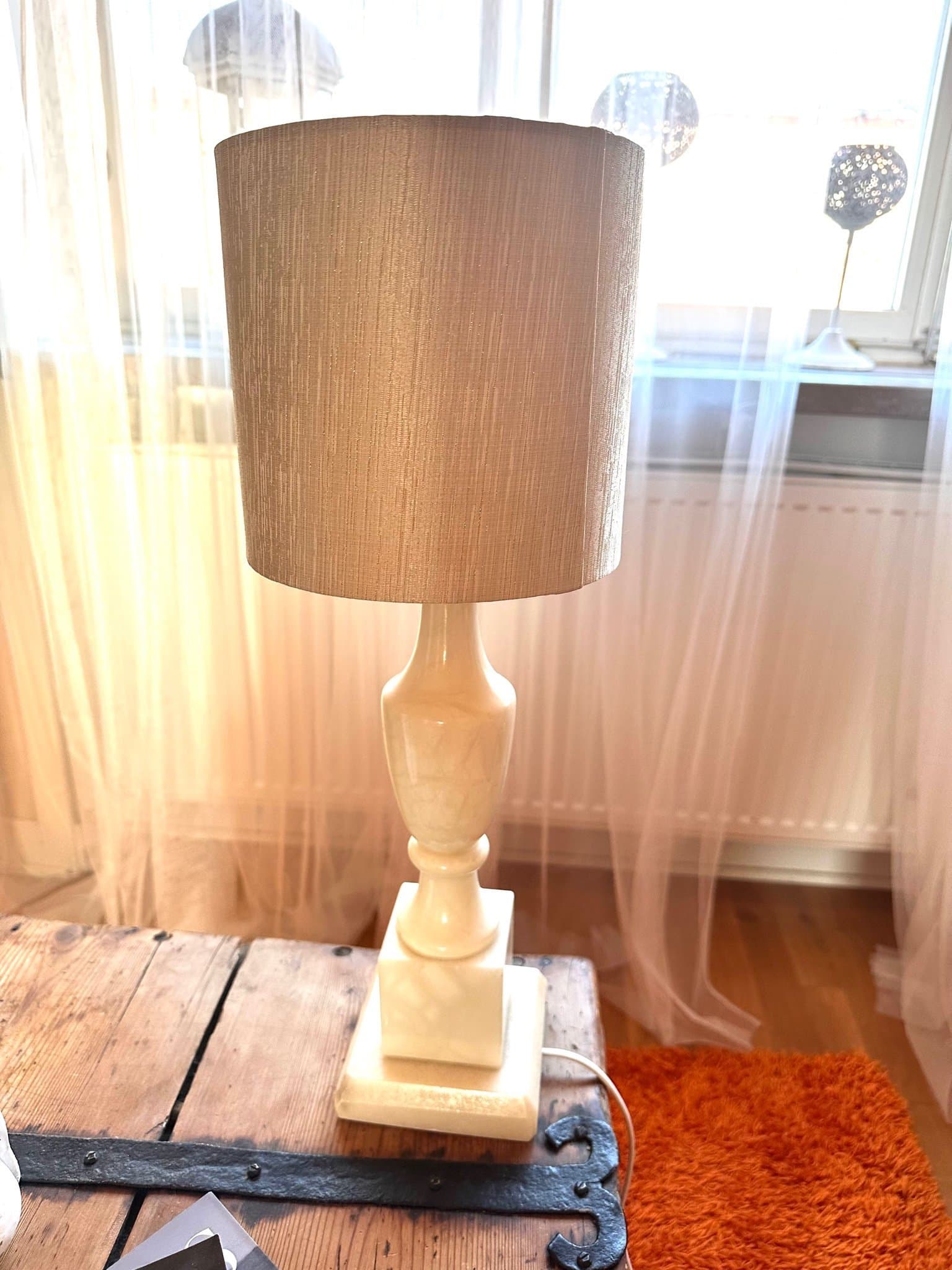 Bordslampa i marmor med lampskärm