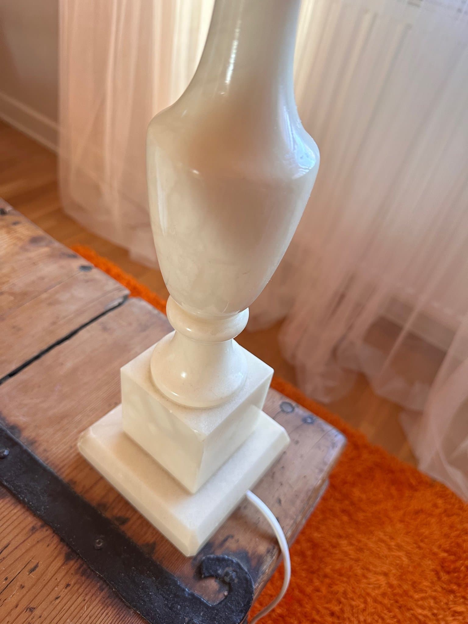 Bordslampa i marmor med lampskärm