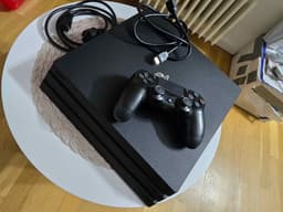 Sony PS 4 Pro 1TB med kablar och handkontroll, serverad och i topp skick!!