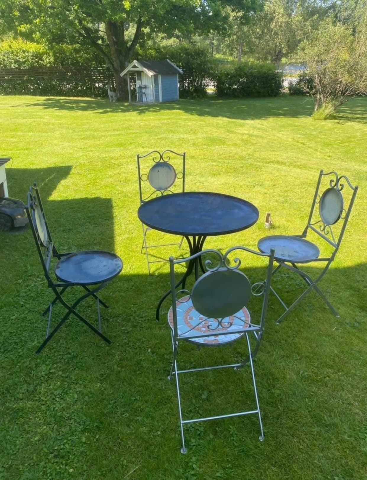 Caféset i metall med bord och stolar , säljer som reparation objekt