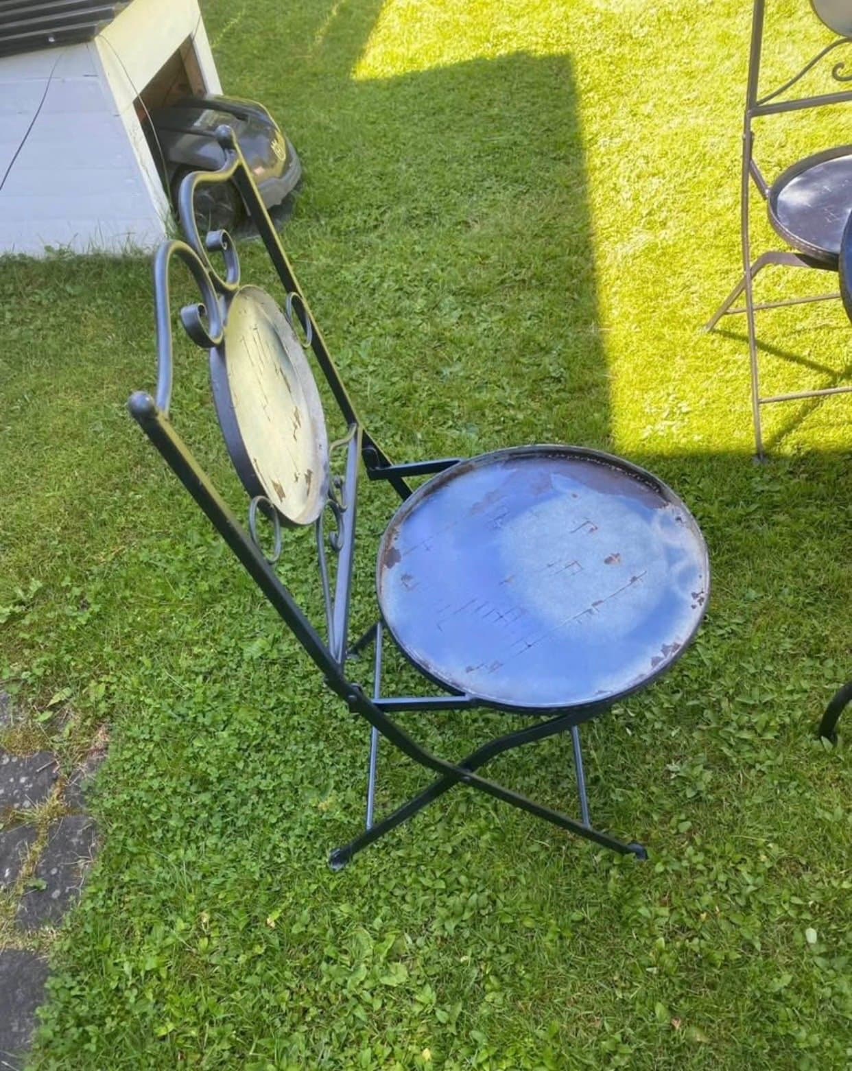 Caféset i metall med bord och stolar , säljer som reparation objekt