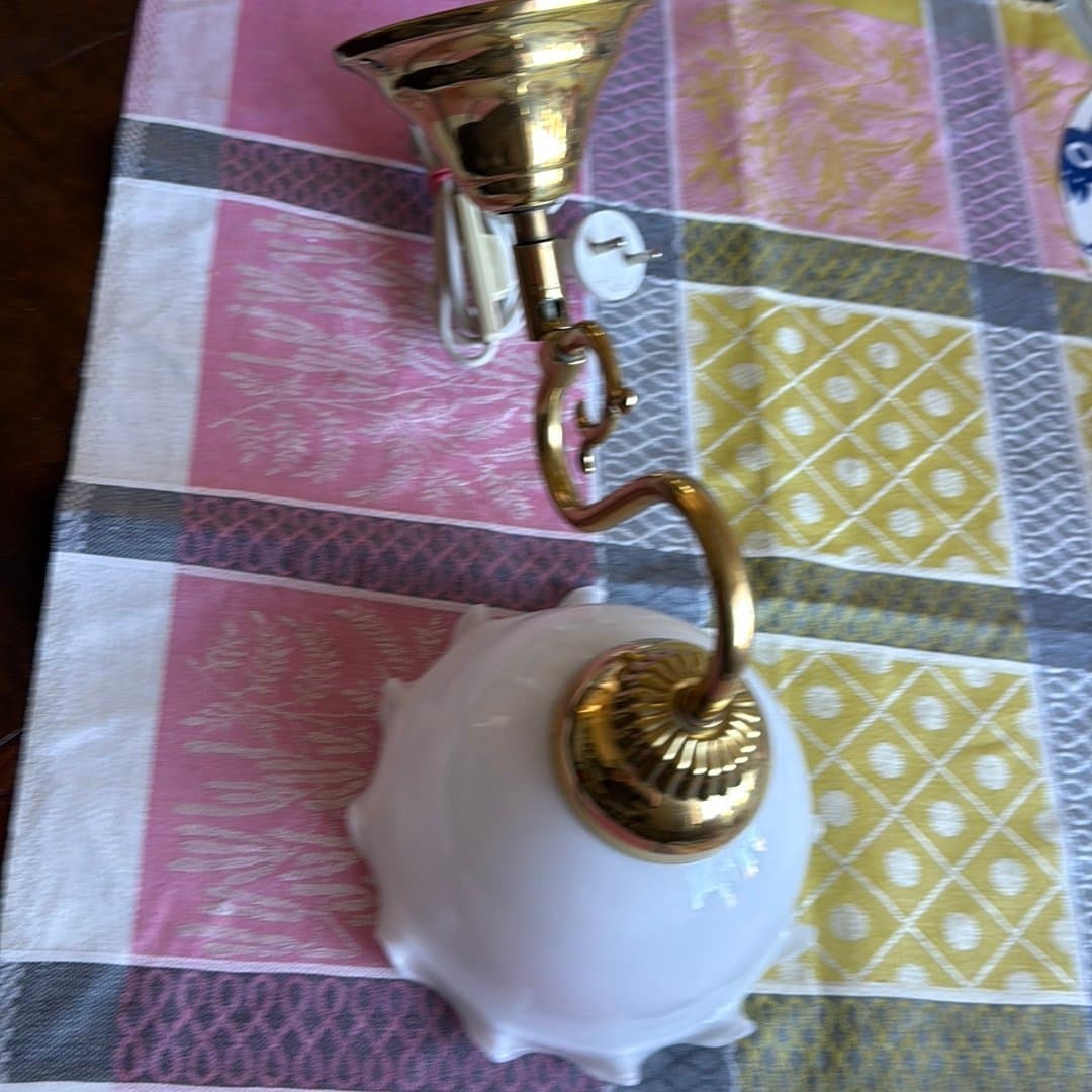 Vägglampa i mässing med vit glaskupa