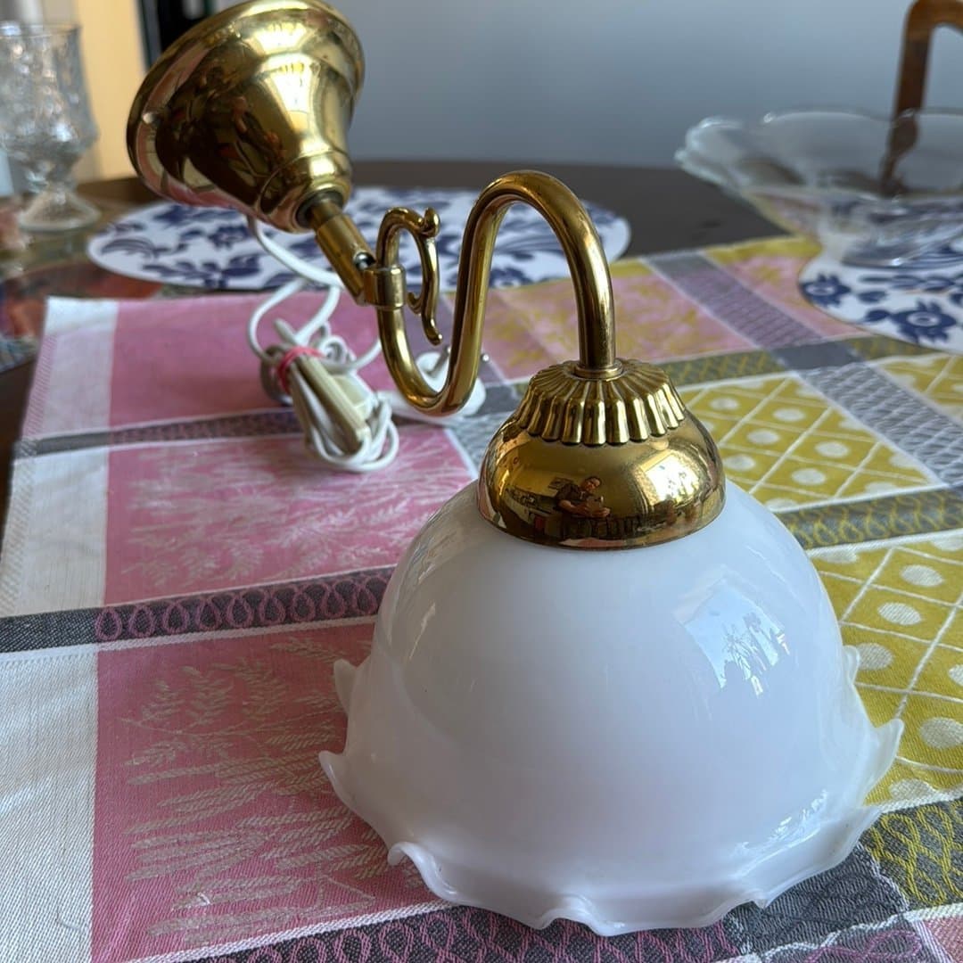 Vägglampa i mässing med vit glaskupa