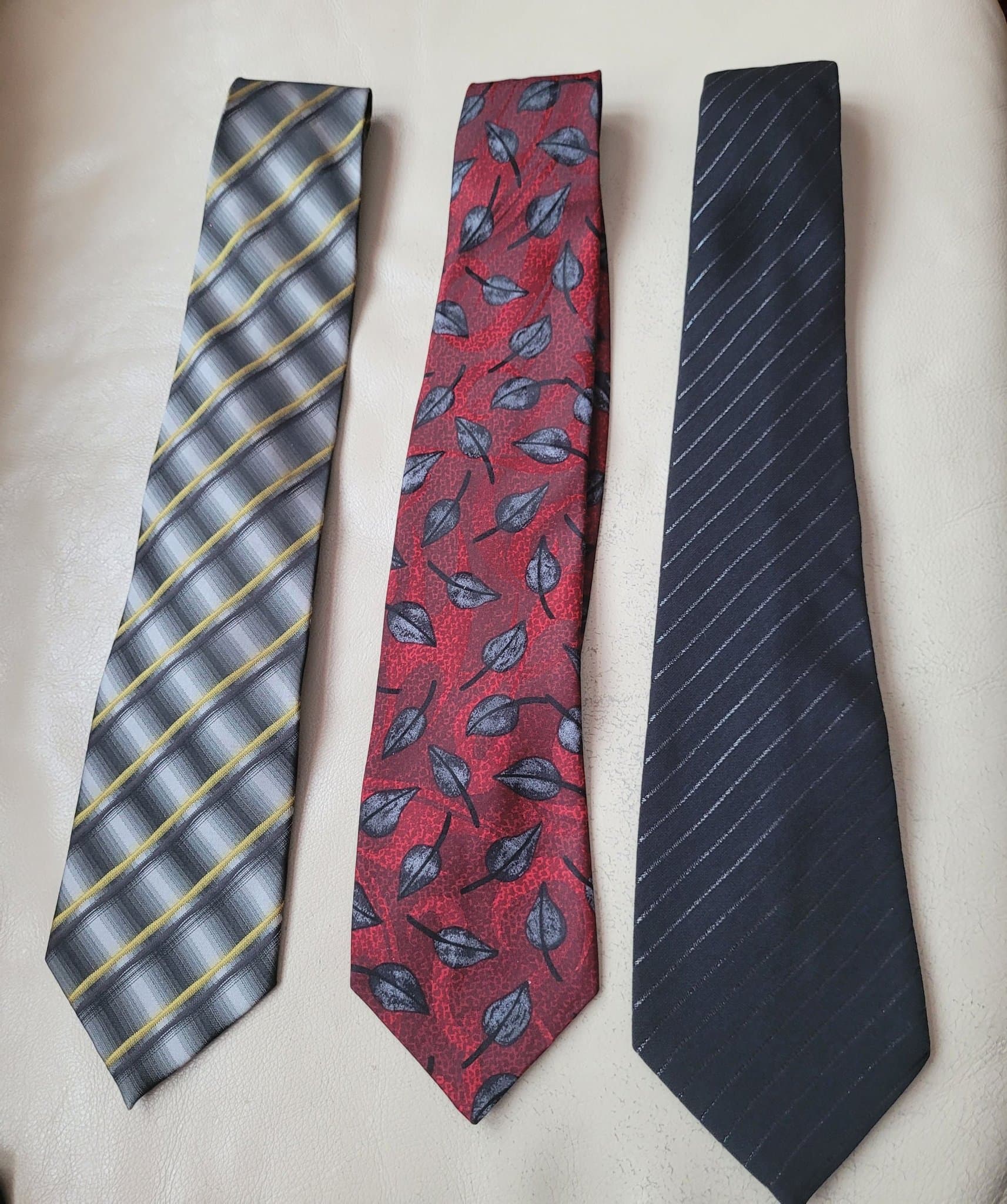 Tre slipsar i olika mönster