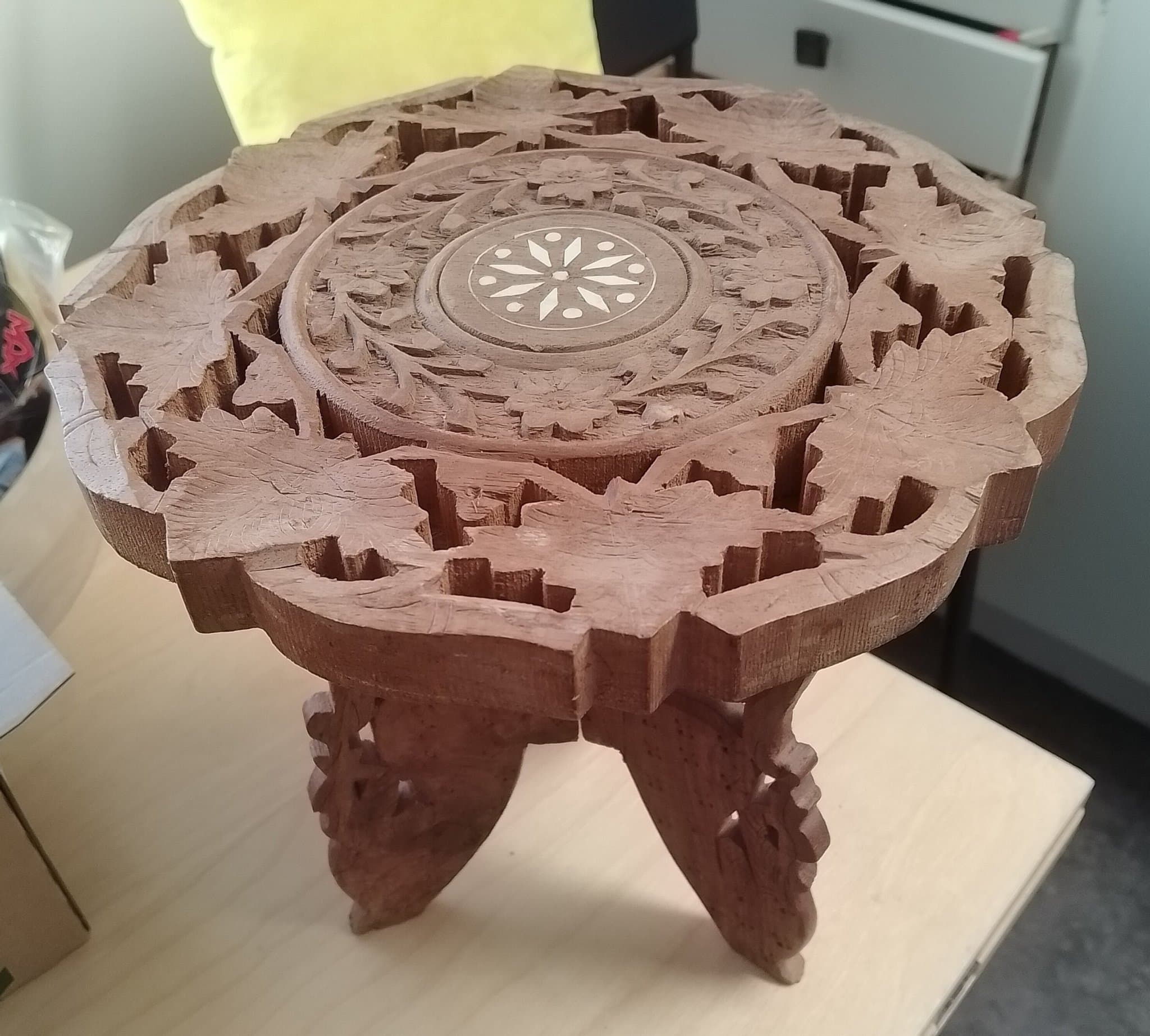 Träbord med snidade detaljer