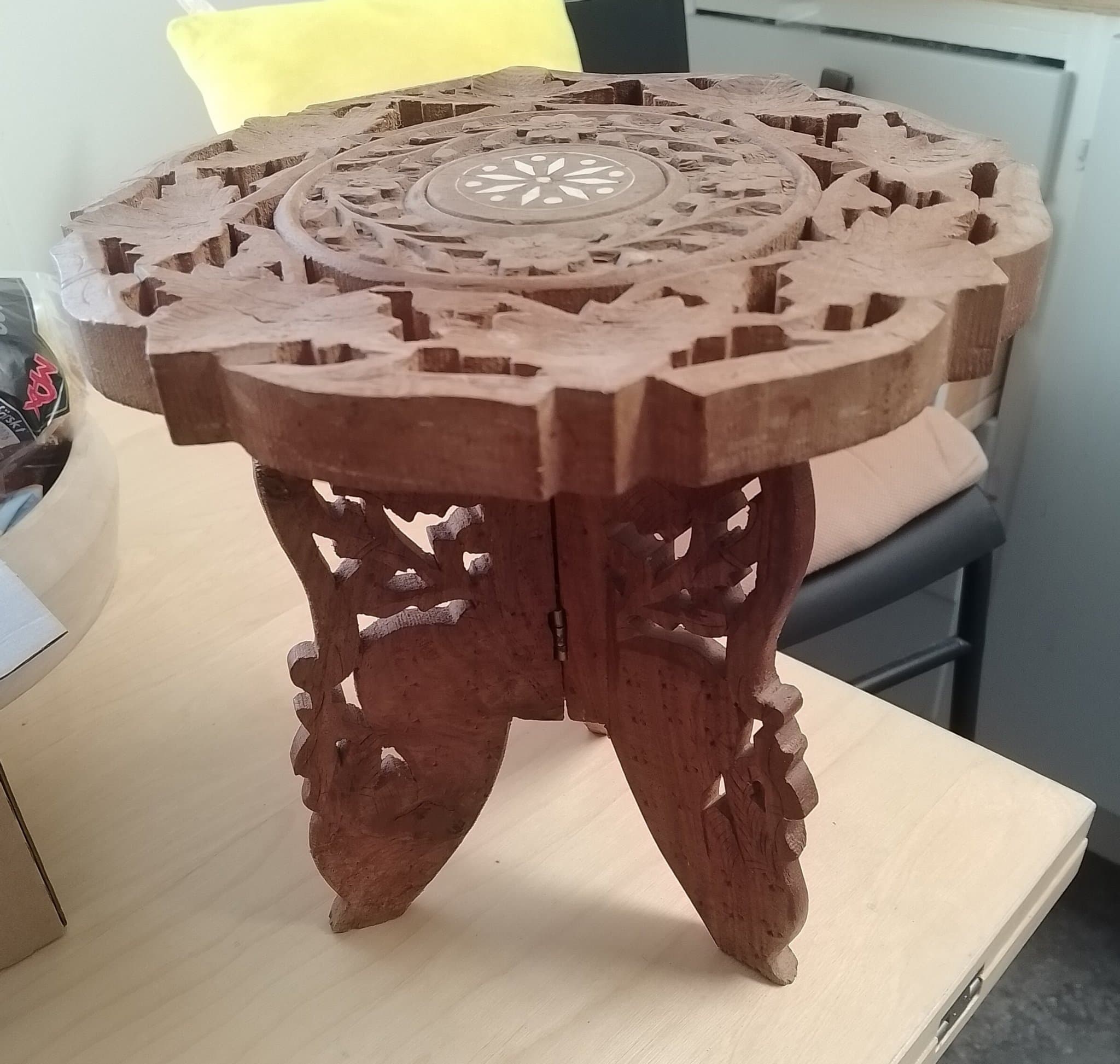 Träbord med snidade detaljer