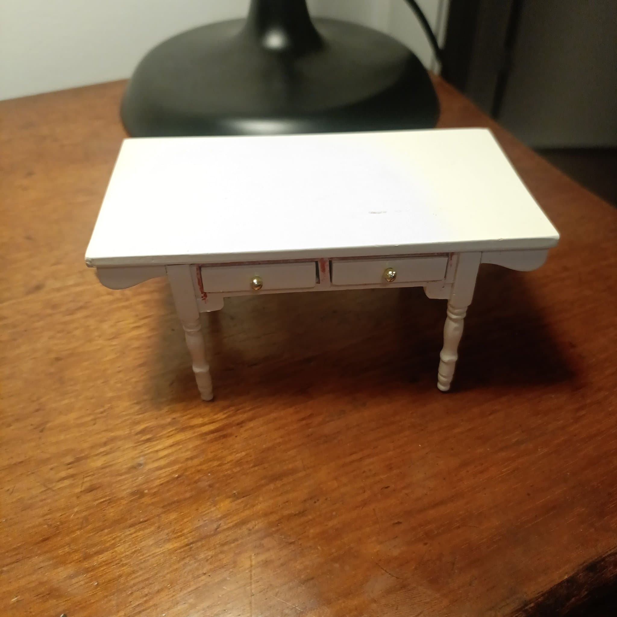 Bord passande till Dockhus.