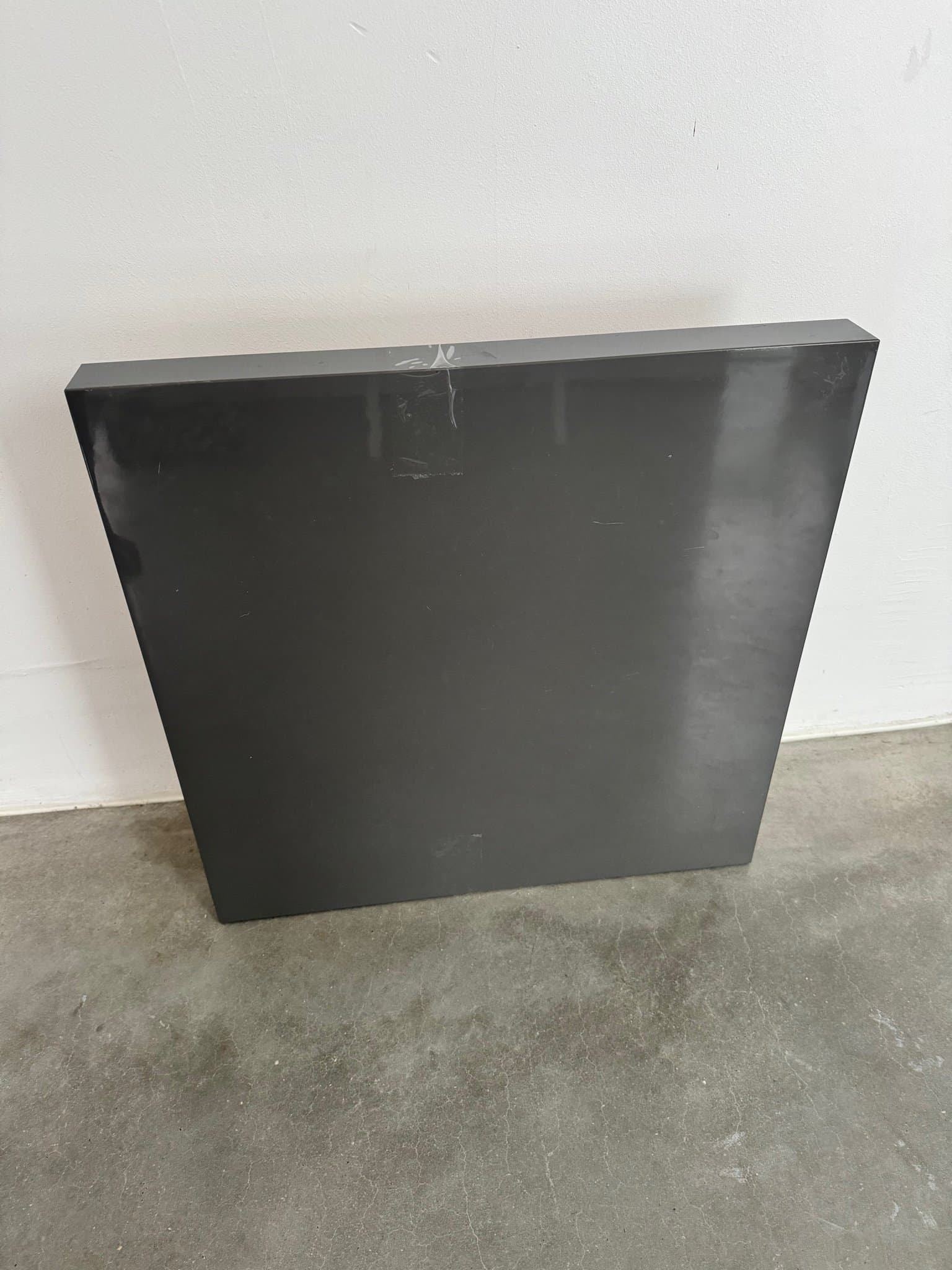 Mörkgrå bord med 4 st ben