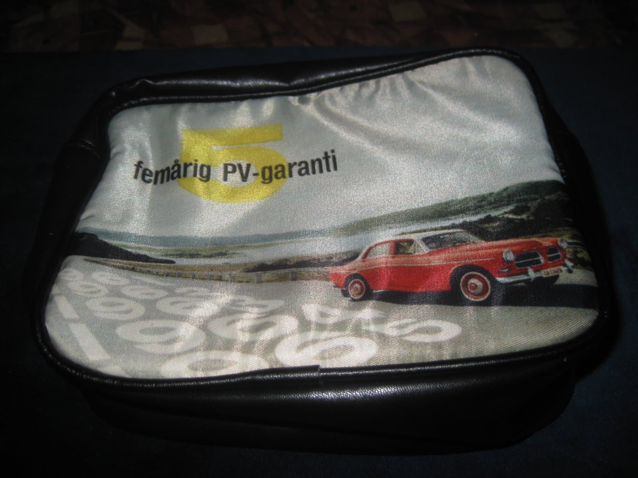 Ooppss!-Nostalgisk mycket cool sminkväska med motiv på Volvo Amazon