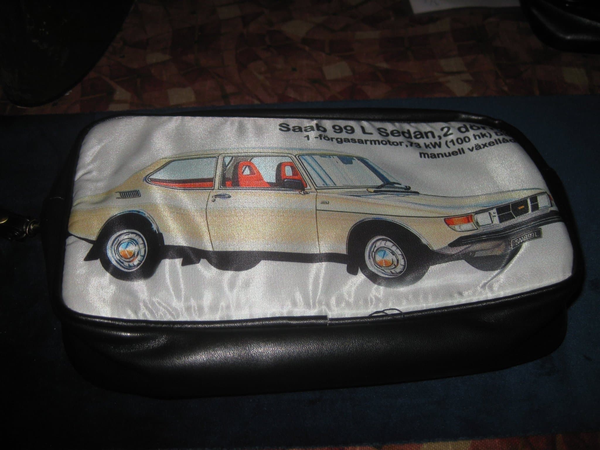 Ooppss!-Nostalgisk och mycket cool sminkväska med motiv på SAAB 99L