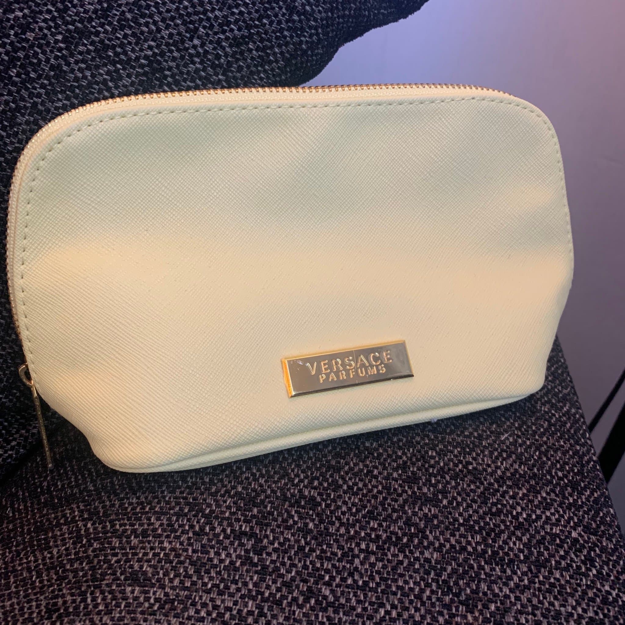 Exklusiv Versace Parfums Necessär – Helt Ny I Gul Pastellfärg.