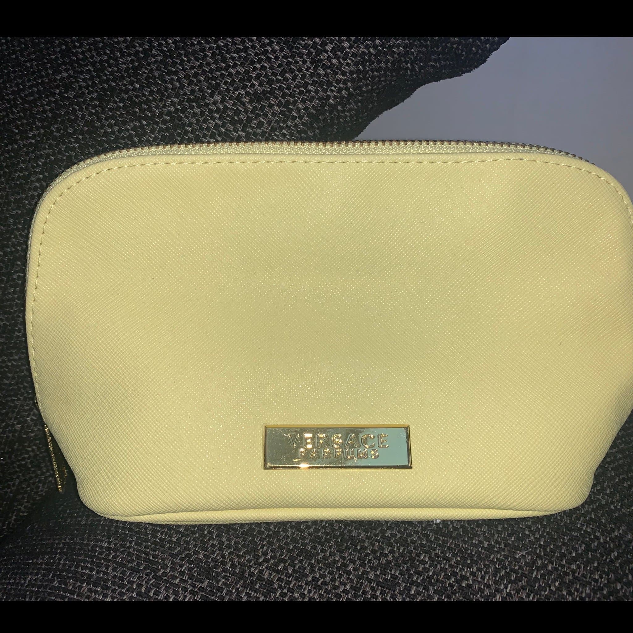 Exklusiv Versace Parfums Necessär – Helt Ny I Gul Pastellfärg.