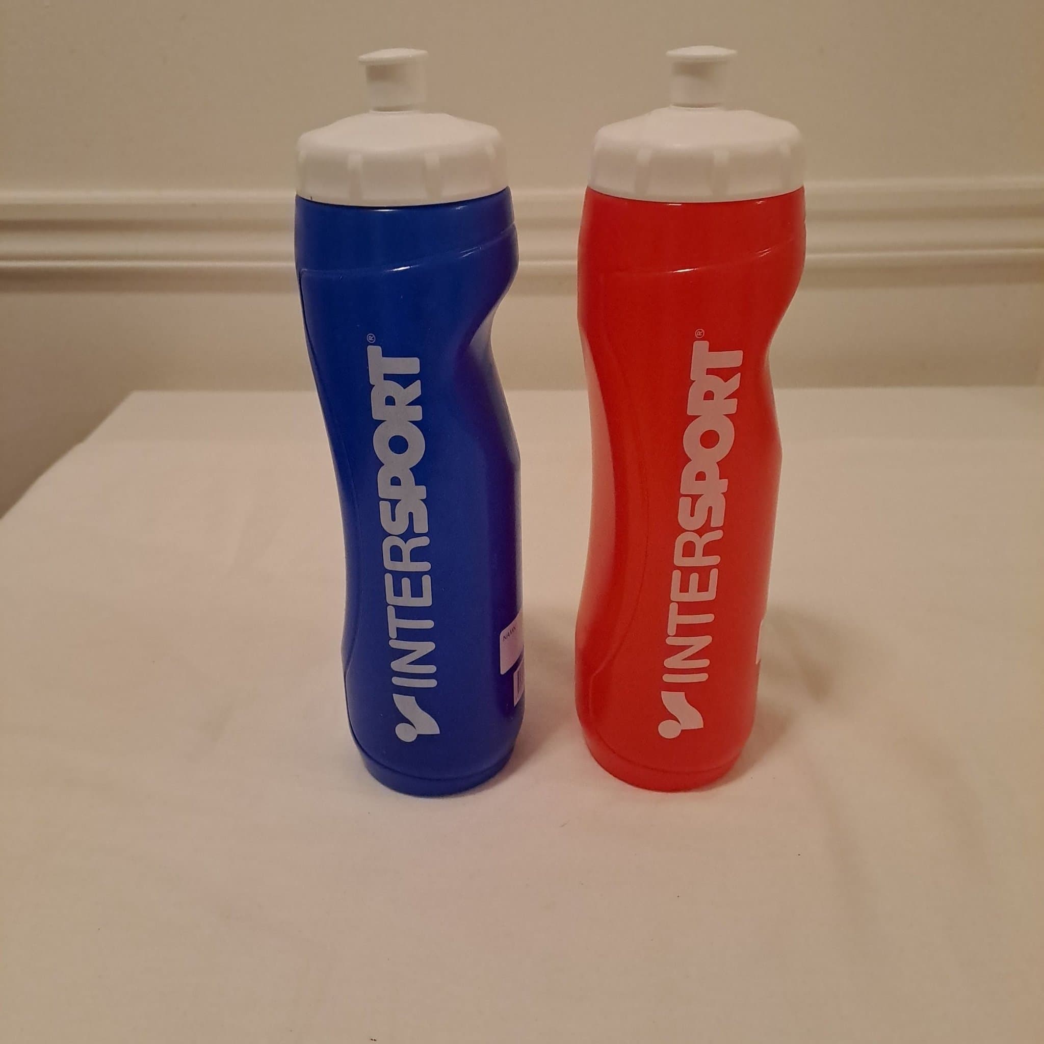 Två Intersport Sportflaskor plast, blå. Röd. NY