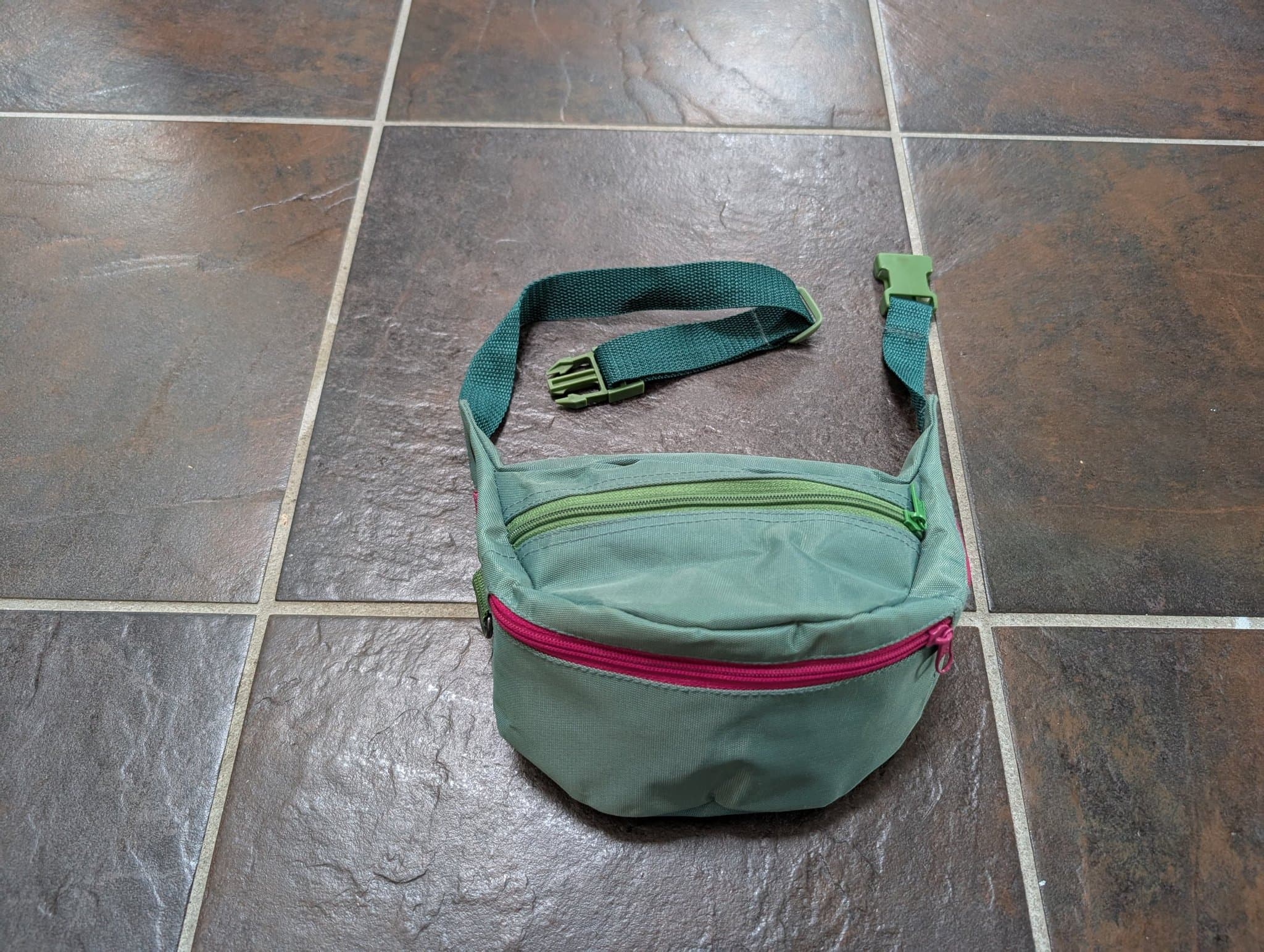 Grön midjeväska med flera fack