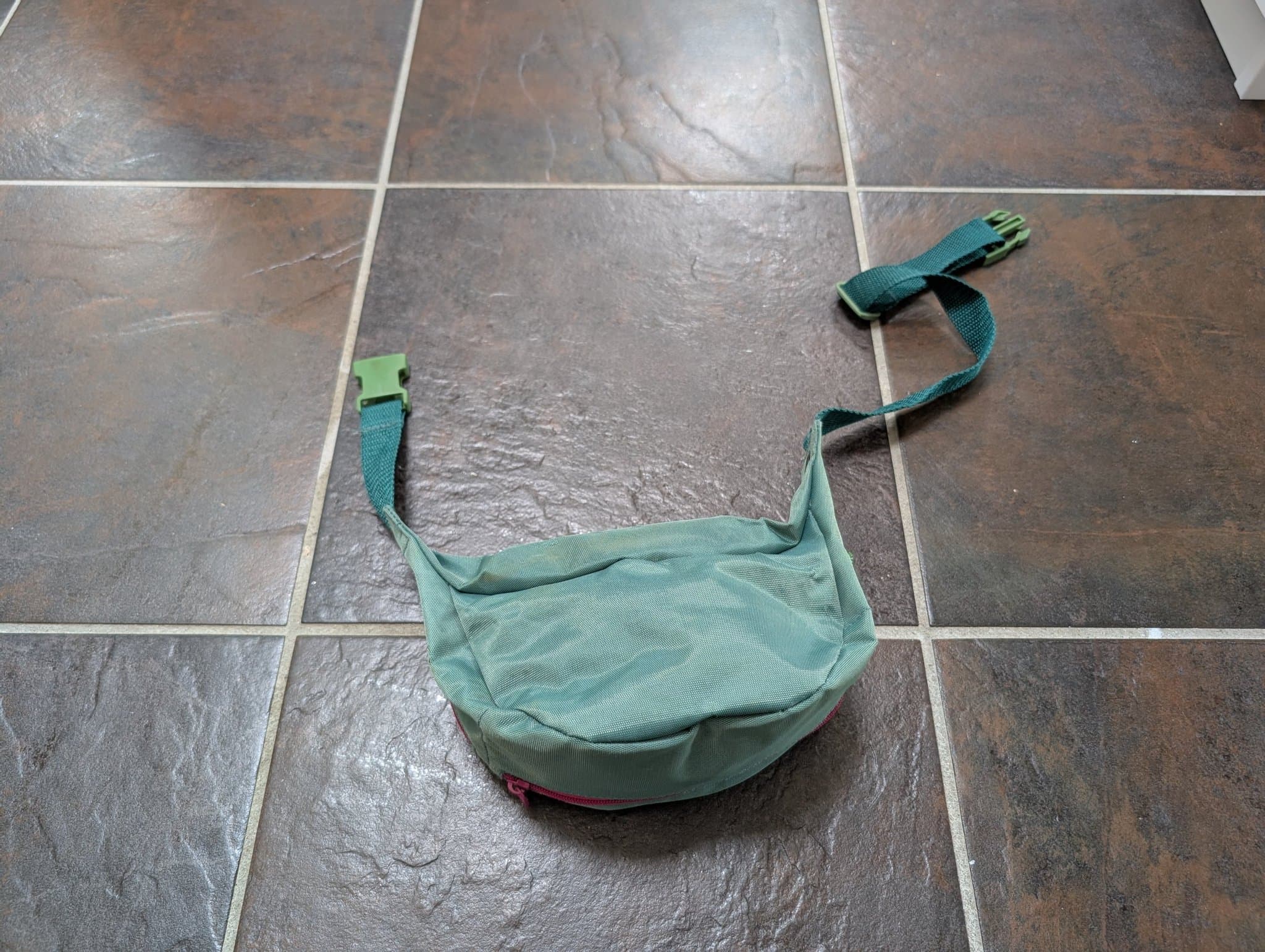 Grön midjeväska med flera fack