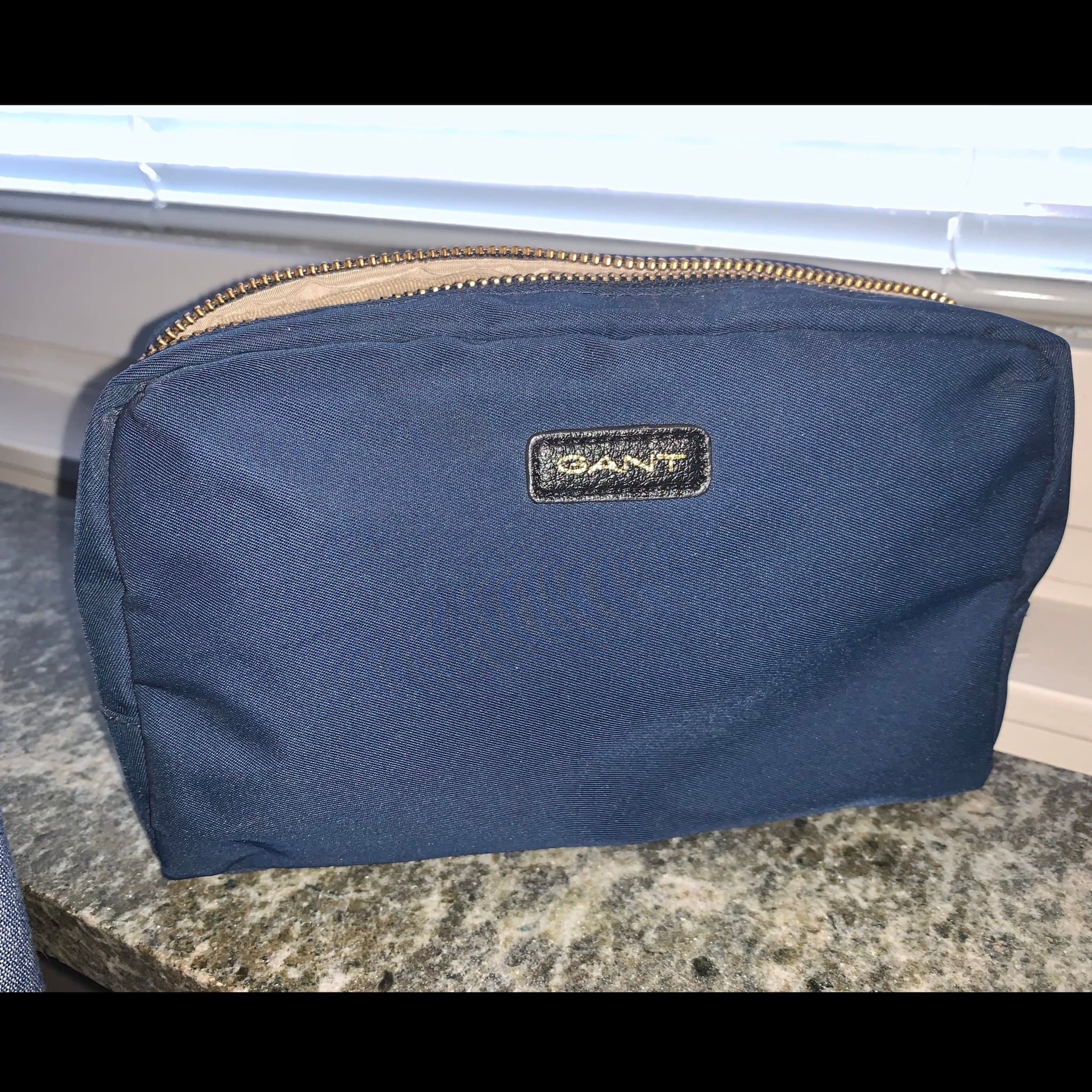 Exklusiv GANT Necessär – Marinblå & Guld – Unisex – Toppskick!