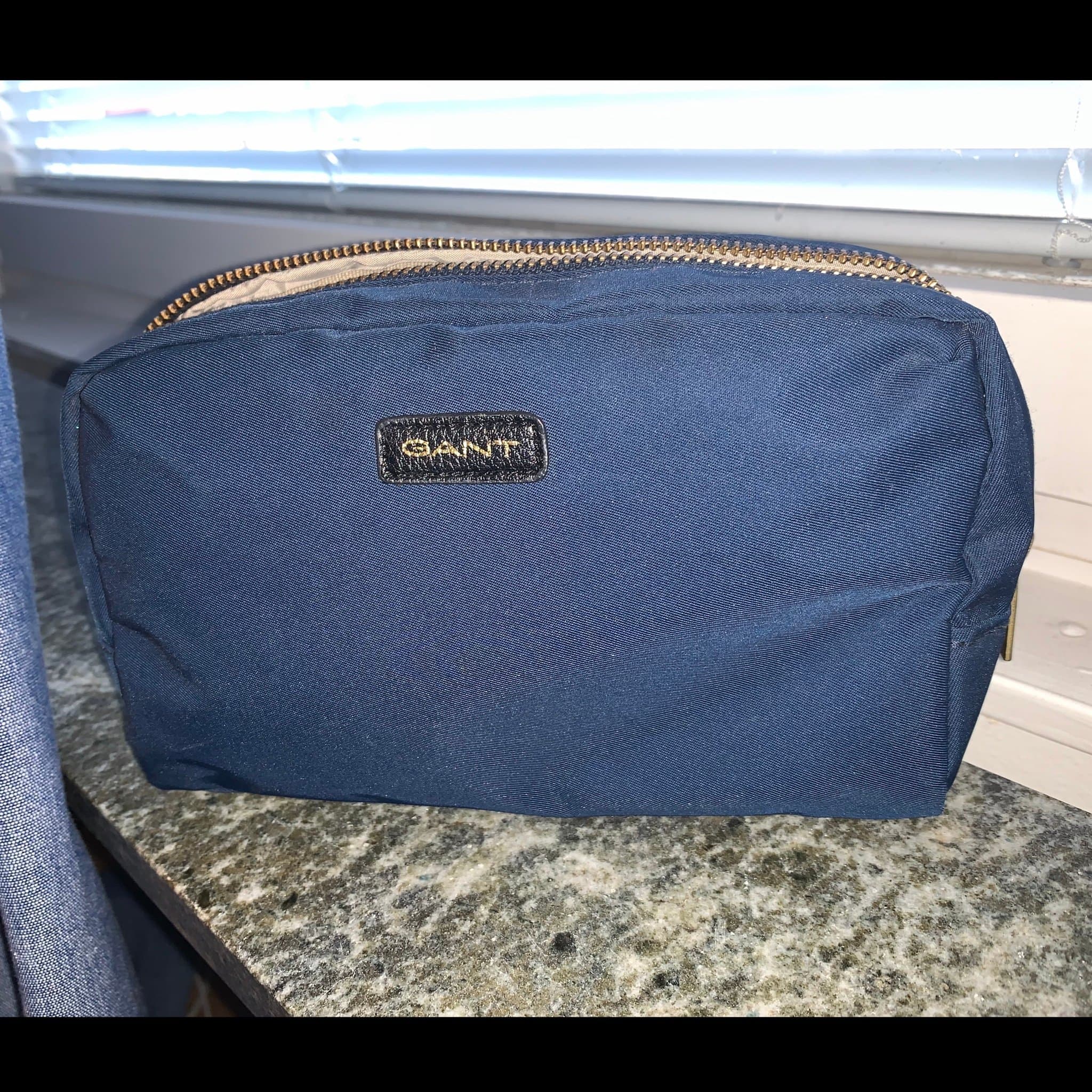 Exklusiv GANT Necessär – Marinblå & Guld – Unisex – Toppskick!