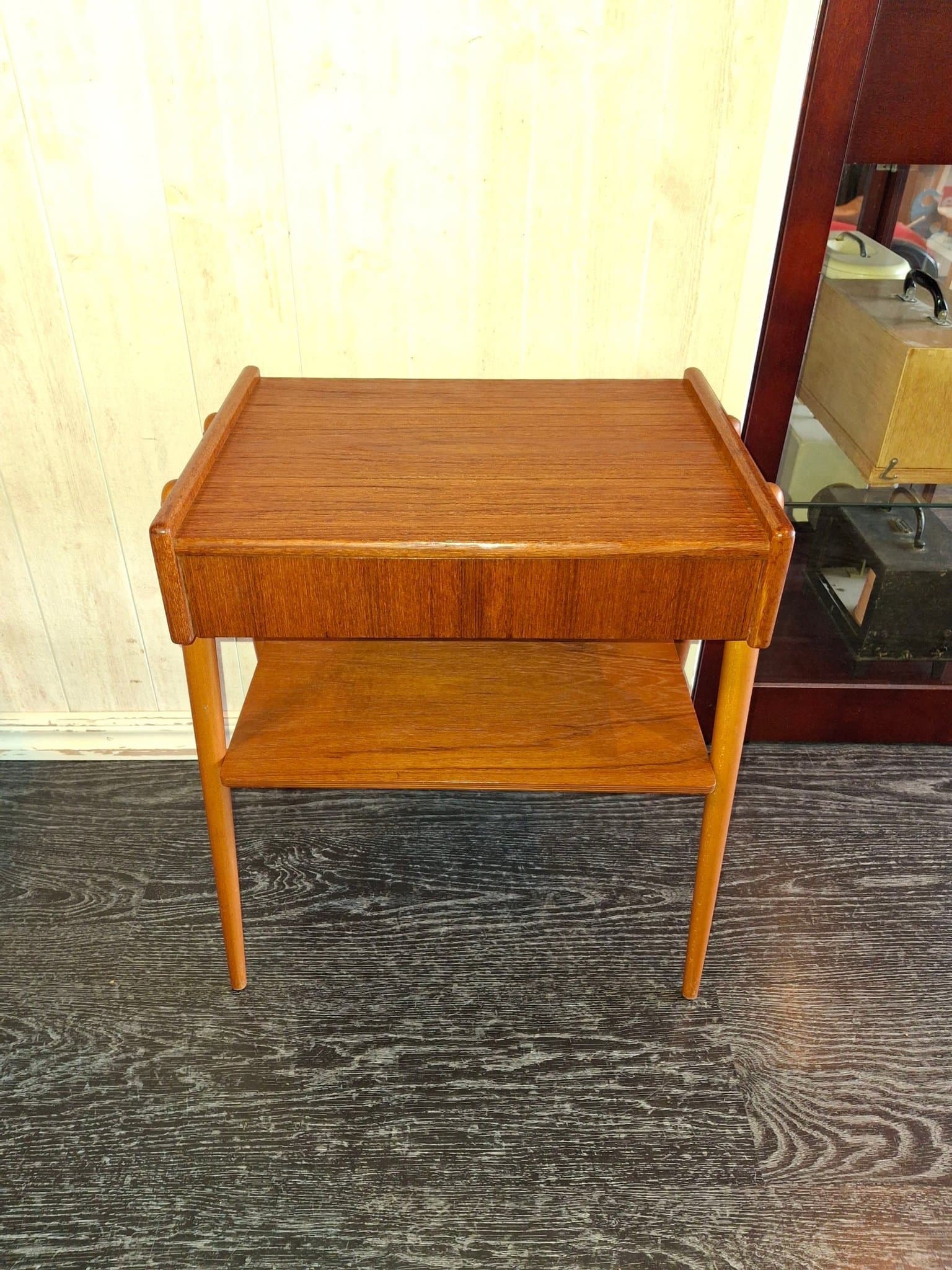 Ett äldre carlström sängbord i teak nattduksbord