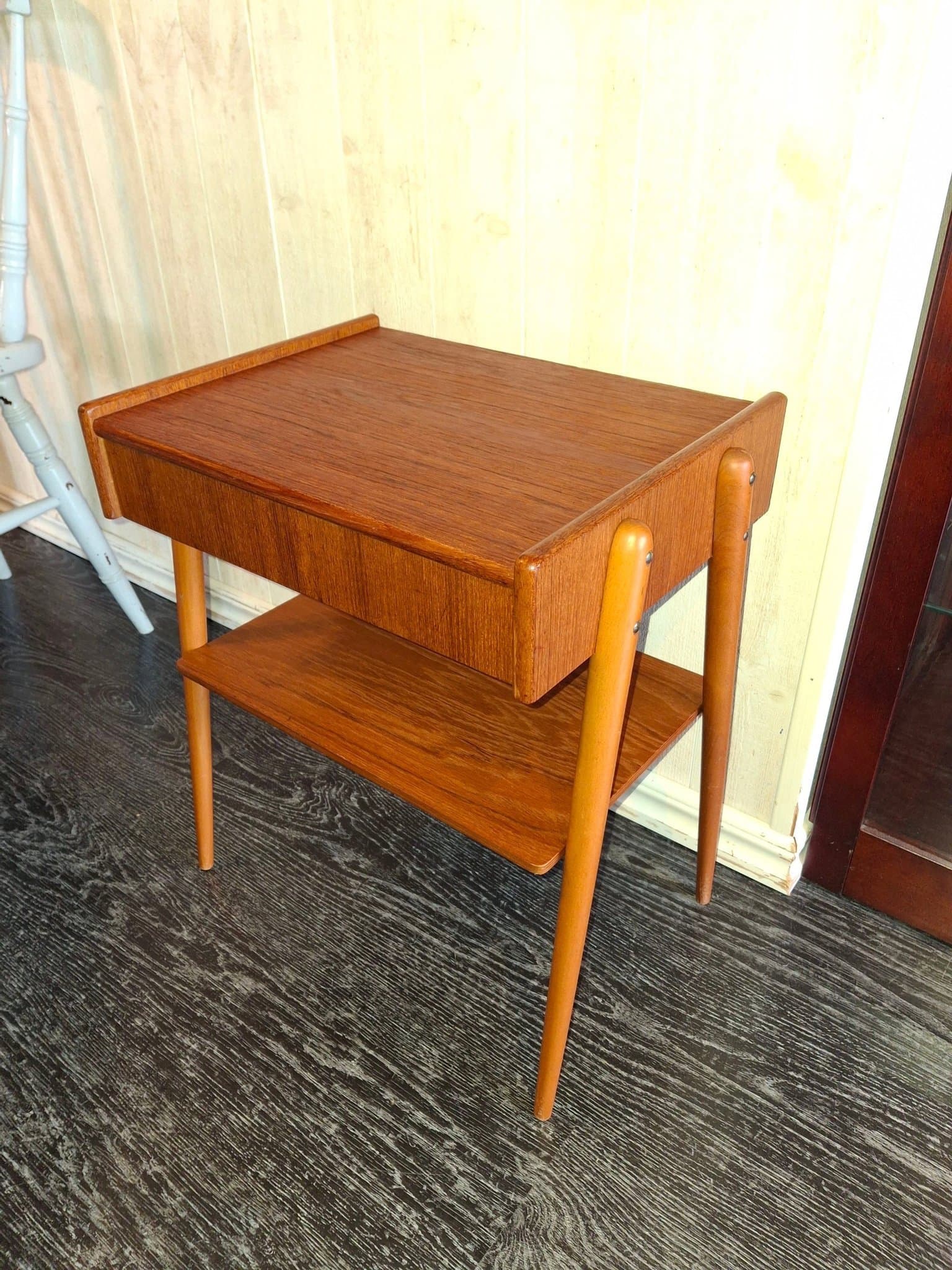 Ett äldre carlström sängbord i teak nattduksbord