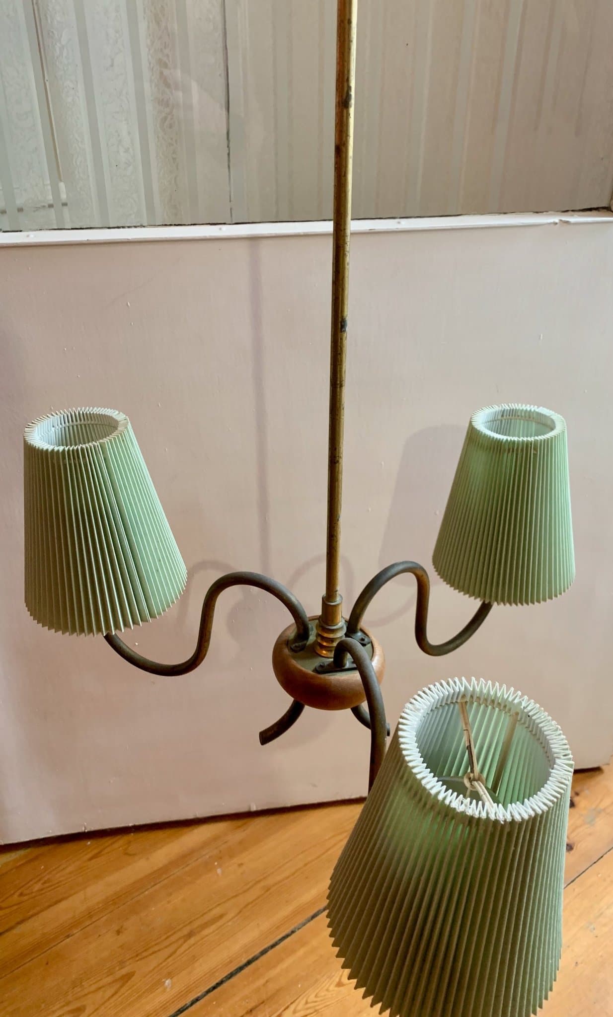 Vintage Taklampa i mässing med tre armar och plisserade skärmar