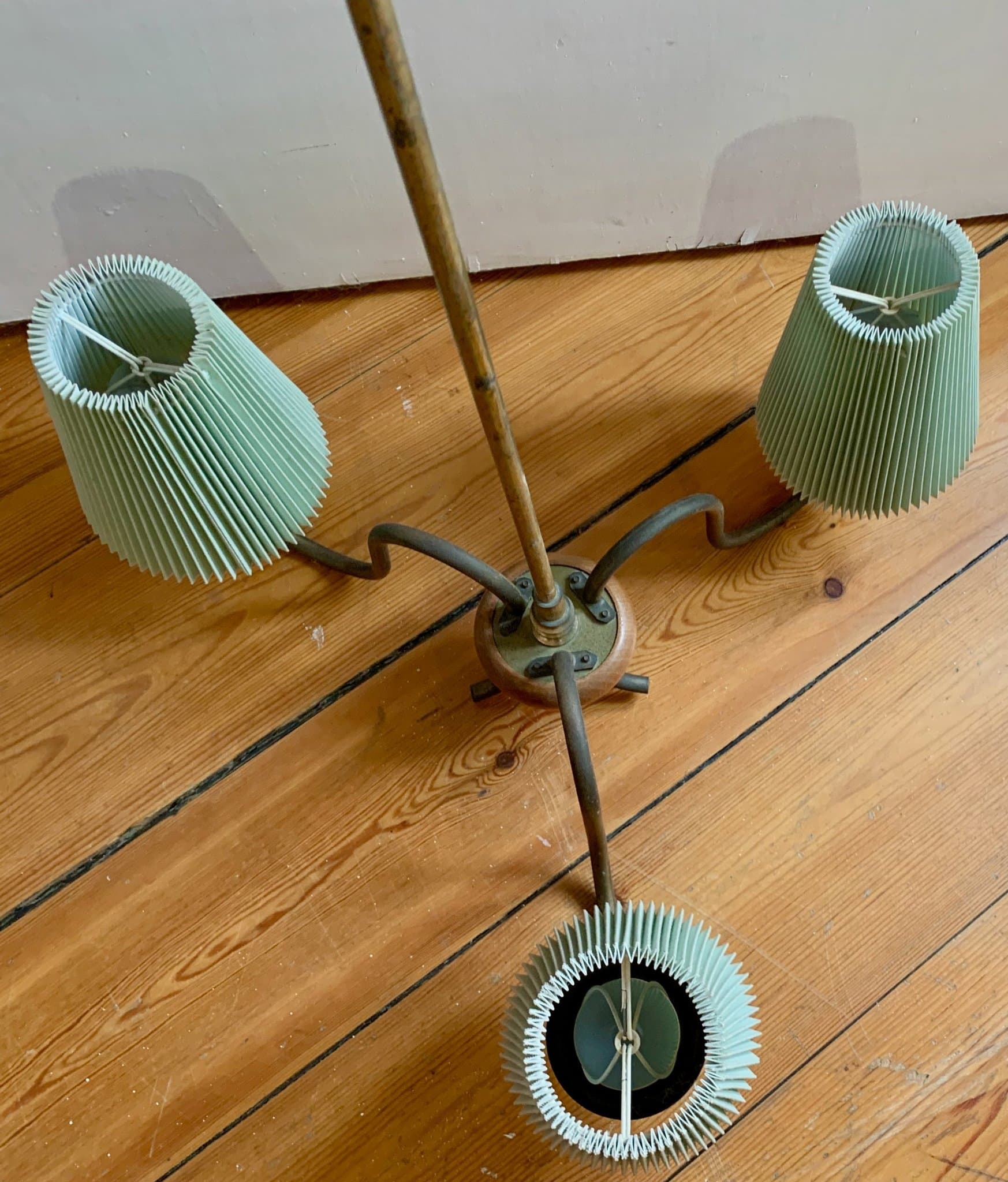 Vintage Taklampa i mässing med tre armar och plisserade skärmar
