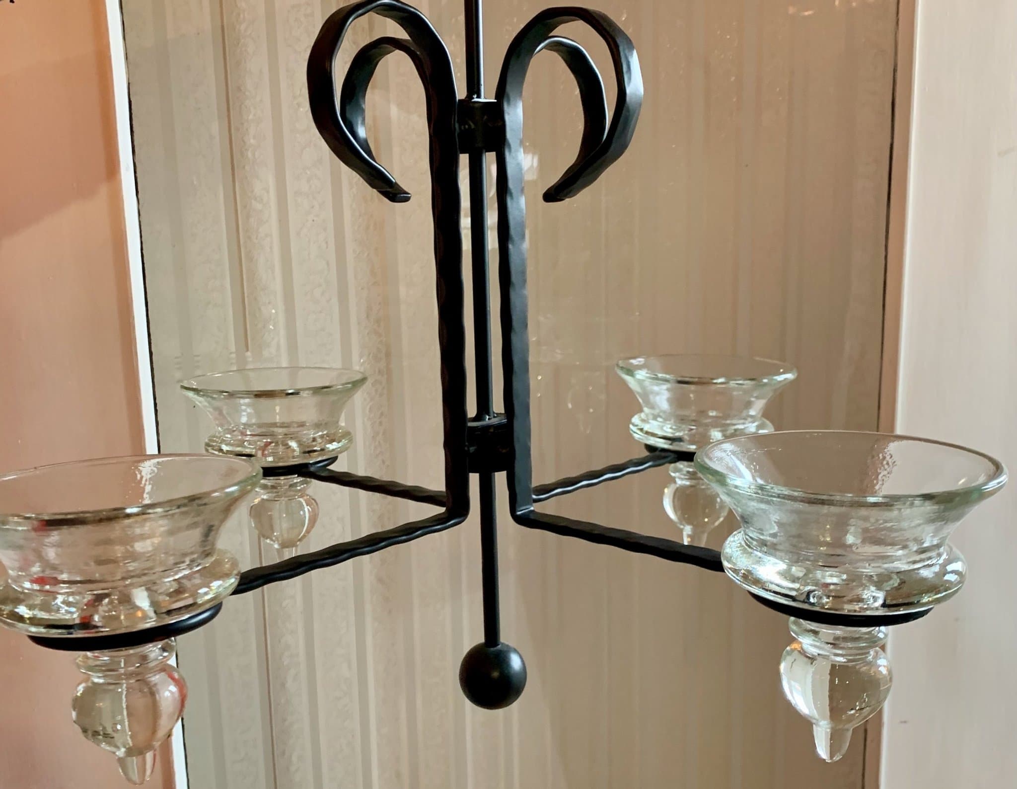Takljusstake i smide med fyra ljushållare i glas