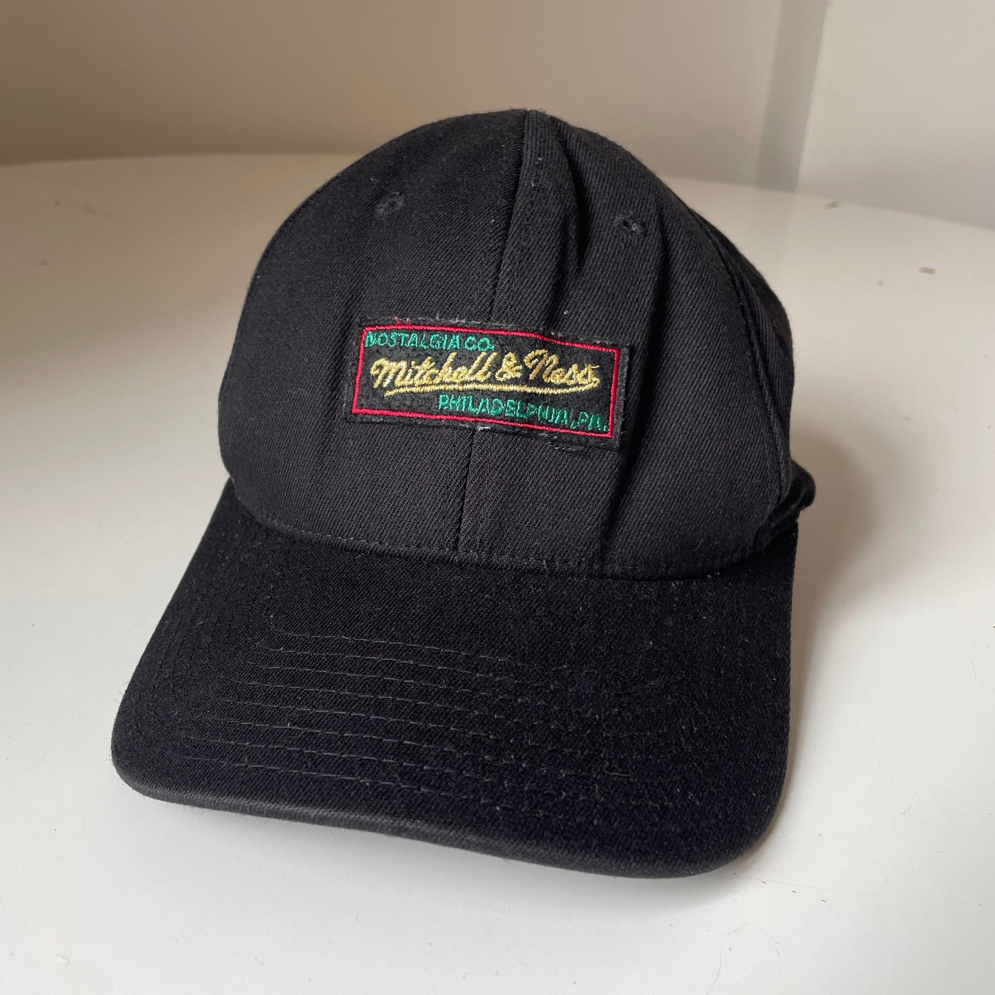 Mitchell & Ness Nostalgia Co. Svart Dad Hat — Philadelphia Script Logo Keps