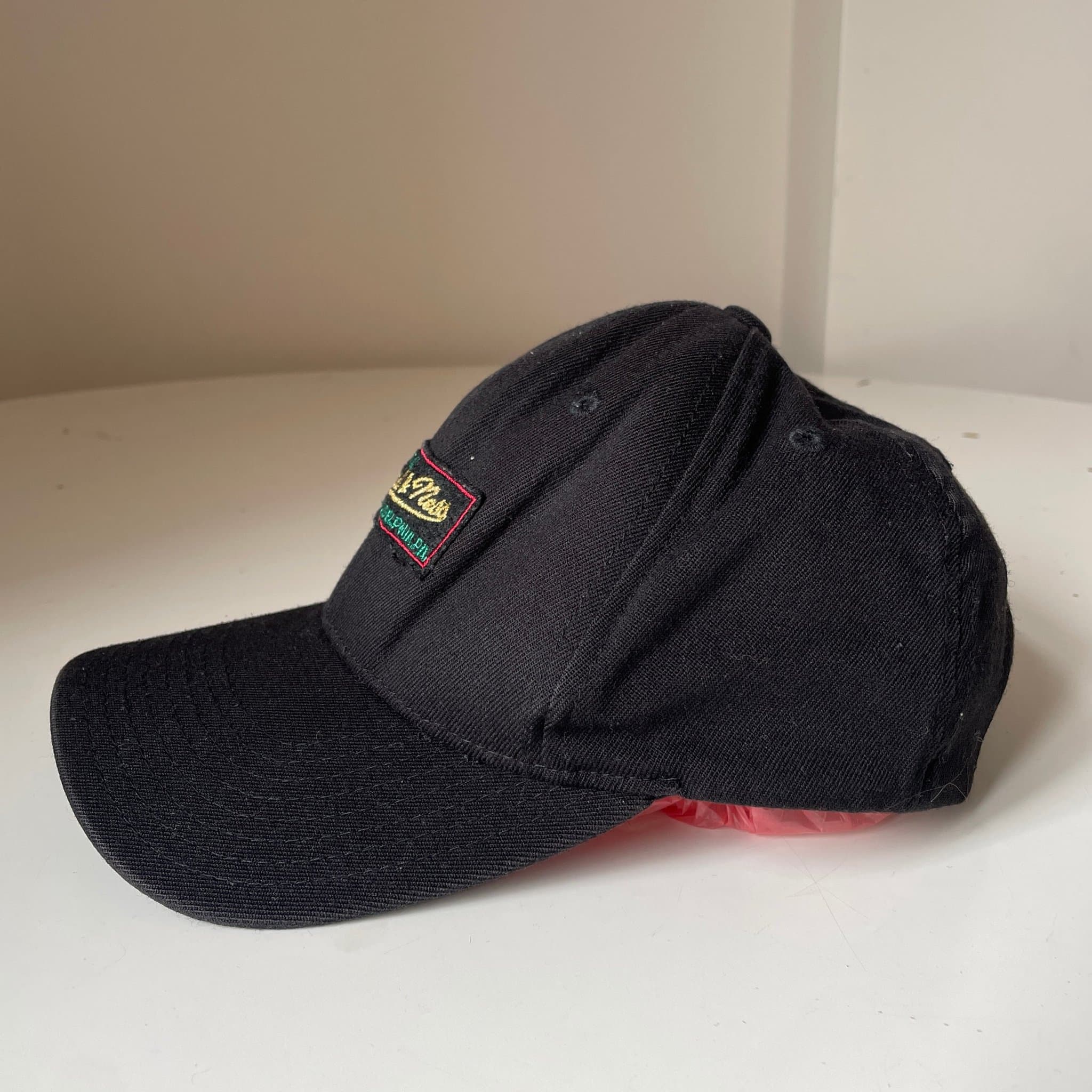 Mitchell & Ness Nostalgia Co. Svart Dad Hat — Philadelphia Script Logo Keps