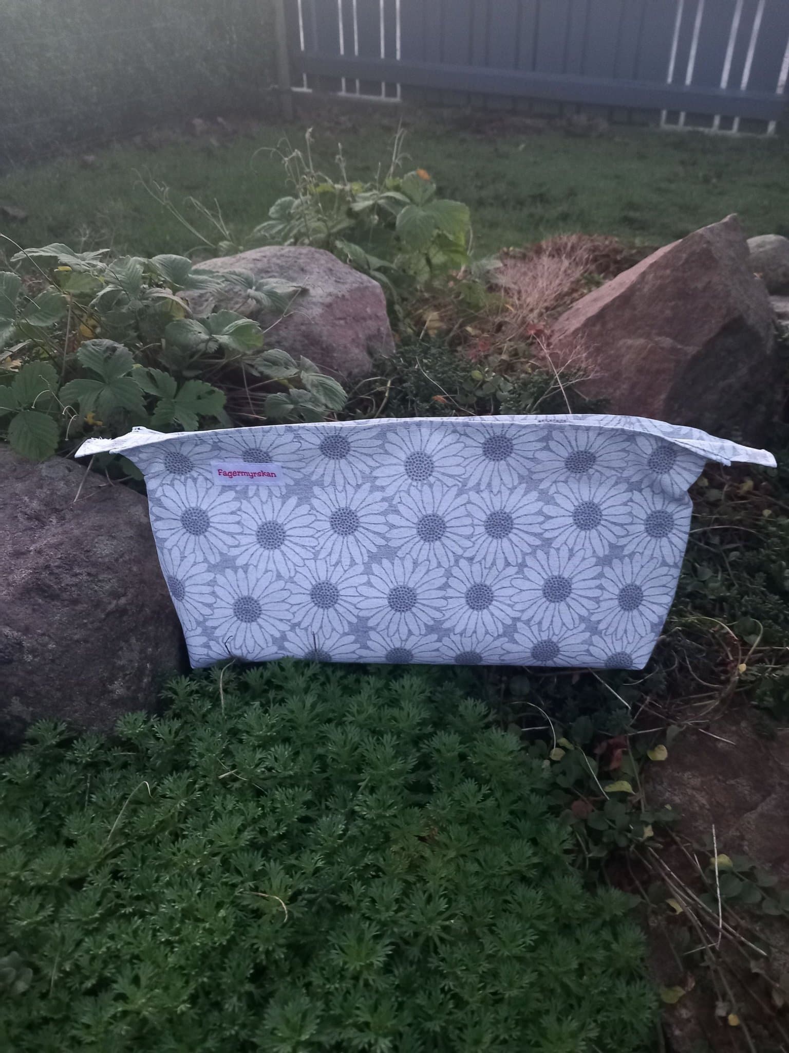 Cool necessär i gråvitblommigt tyg.