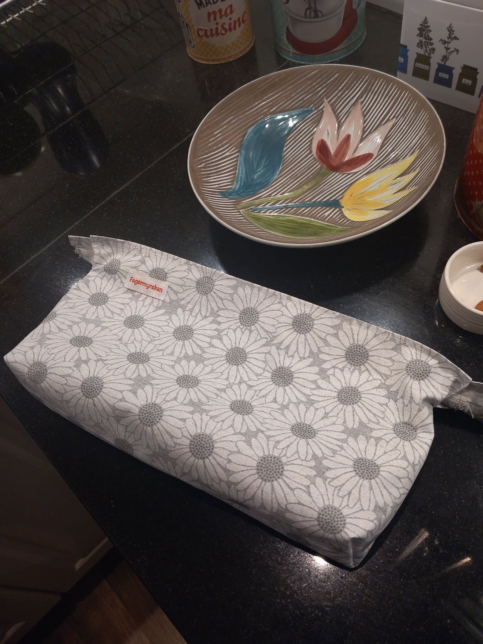 Cool necessär i gråvitblommigt tyg.