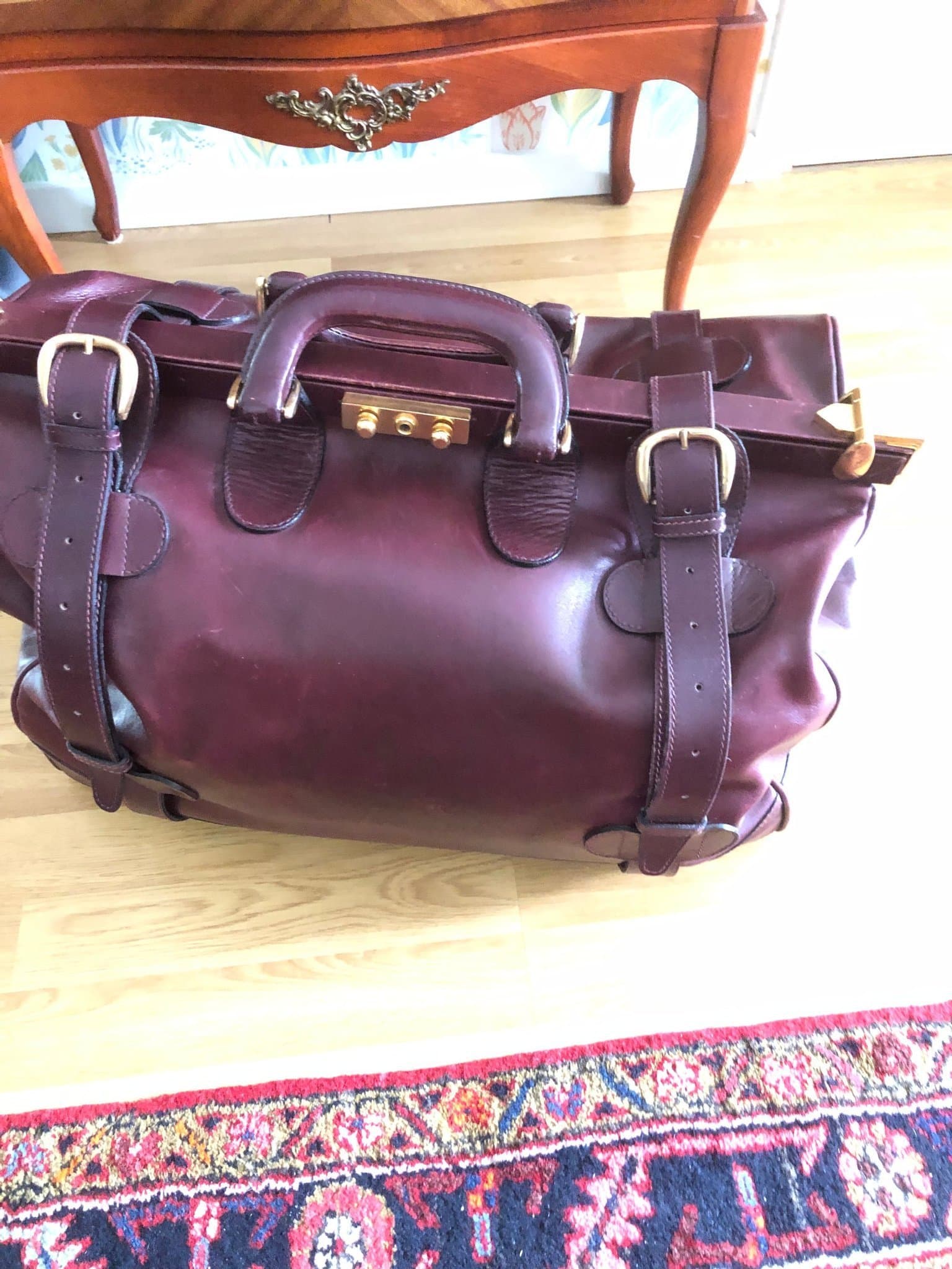 WEEKENDVÄSKA i ÄKTA SKINN VINRÖD BEHANDLAT med FINA DETALJER