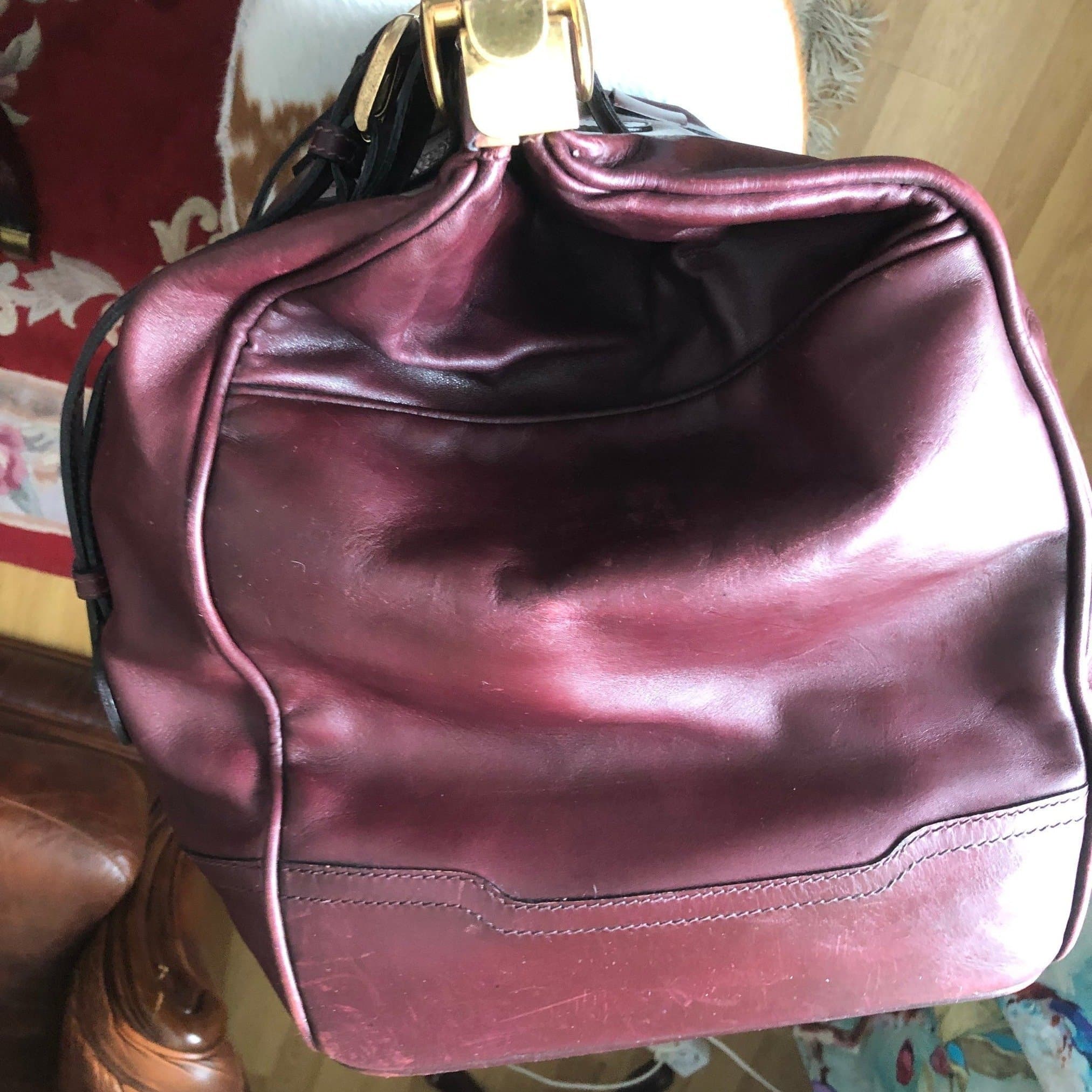 WEEKENDVÄSKA i ÄKTA SKINN VINRÖD BEHANDLAT med FINA DETALJER