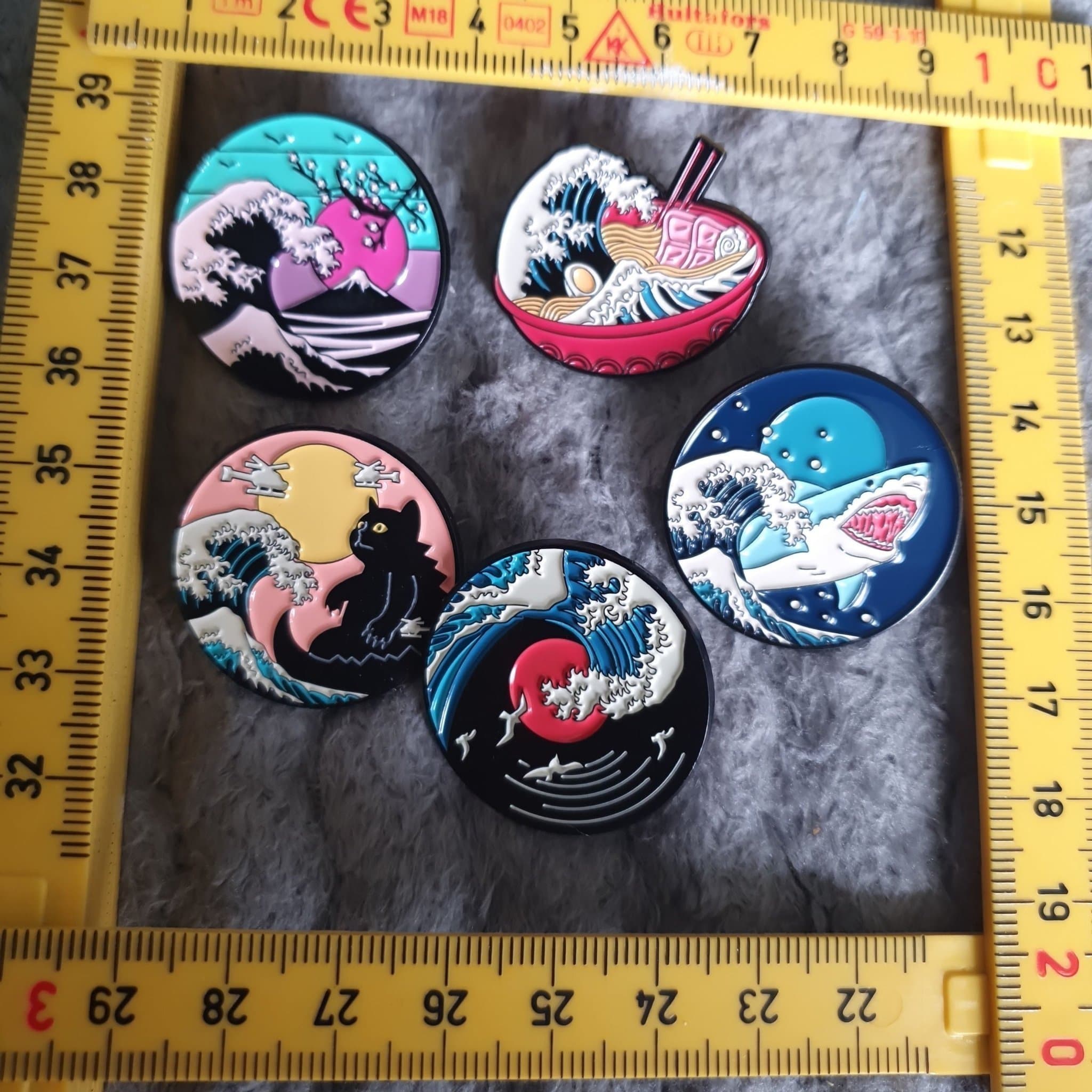 5st pins med olika motiv