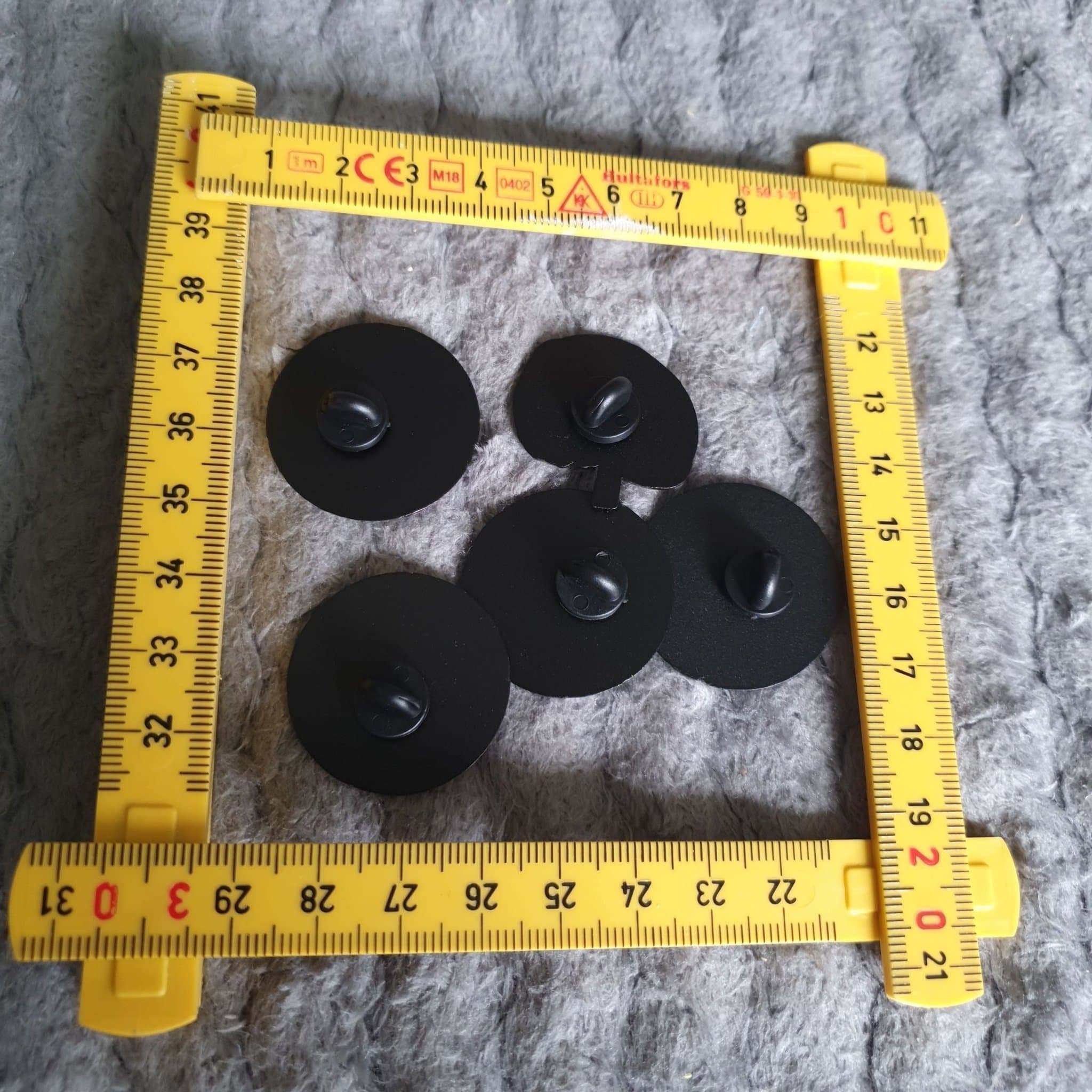 5st pins med olika motiv