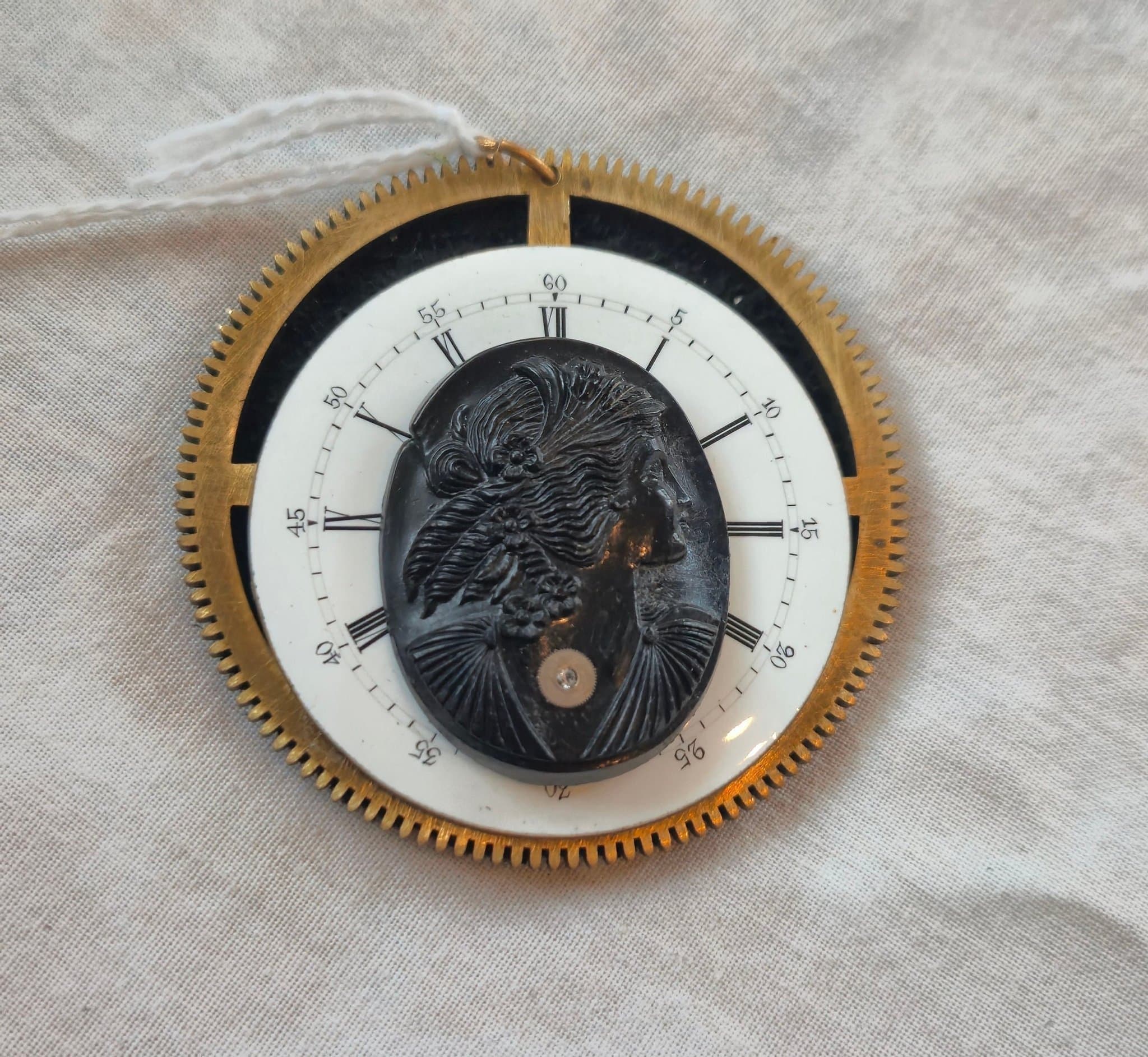 Stort hänge/berlock - Moder Jord som bevakar tiden